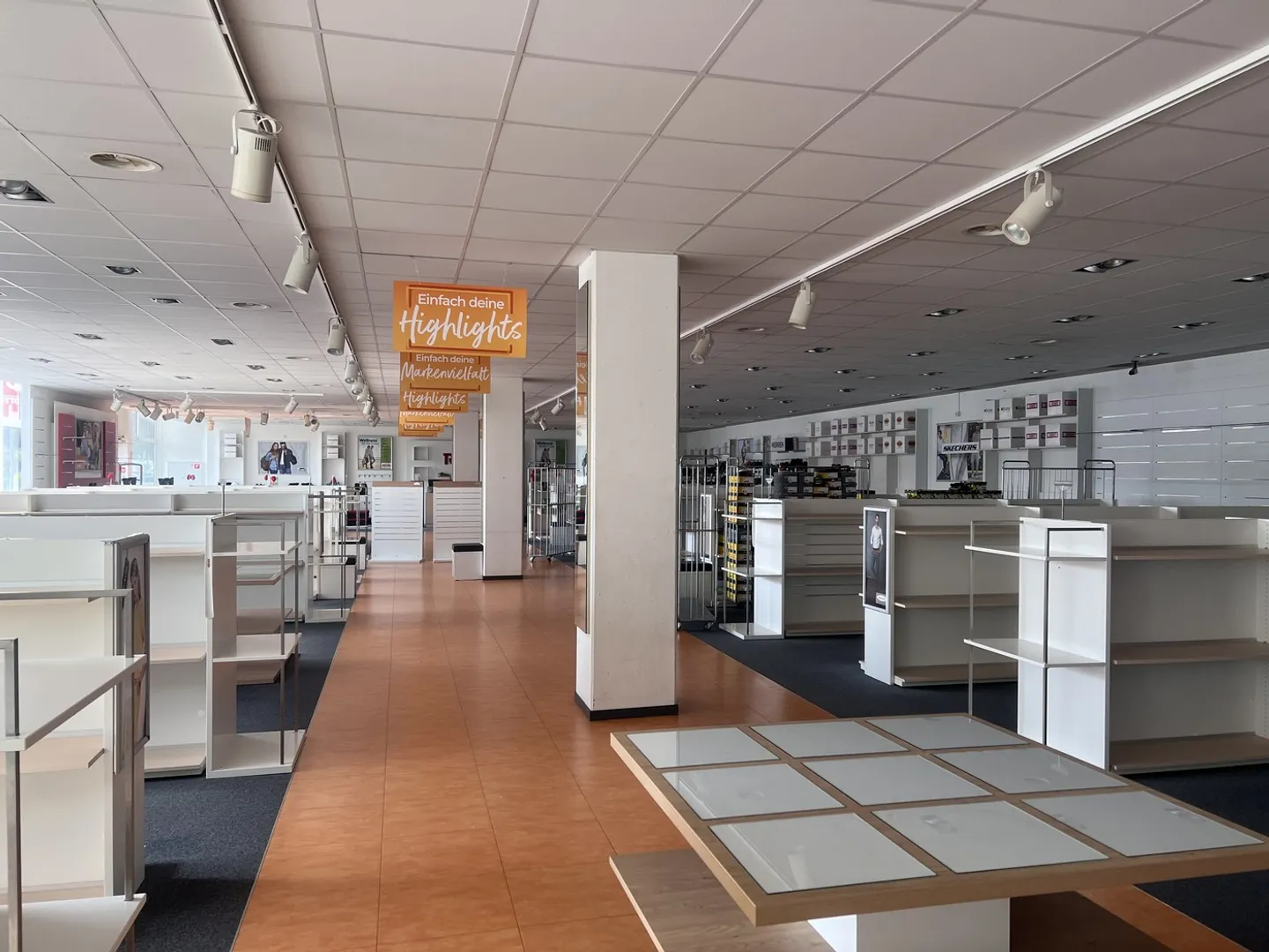 Attractive sales/commercial space for rent - Photo 2 of 5