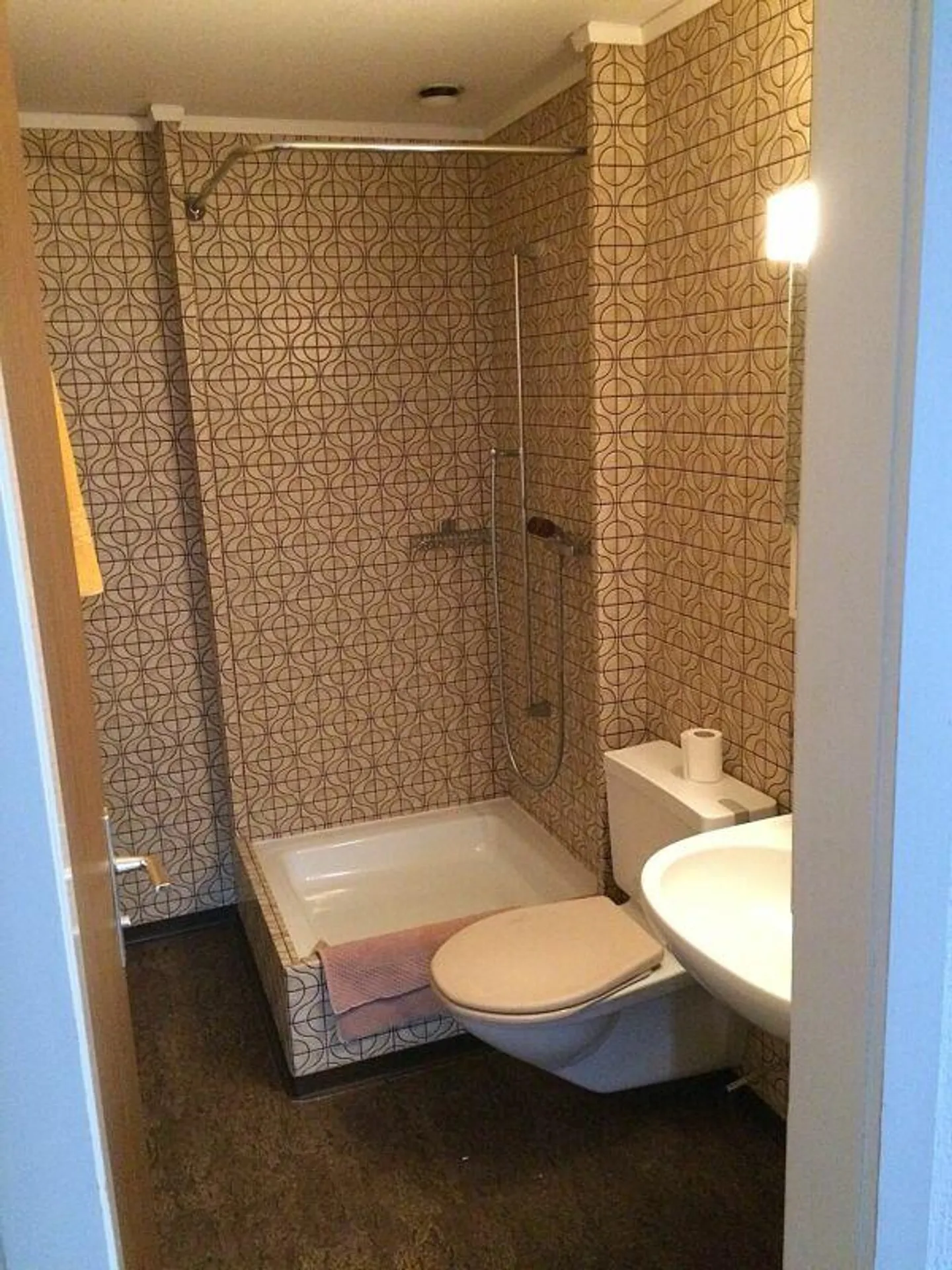 Furnished room with bathroom - Photo 3 of 7