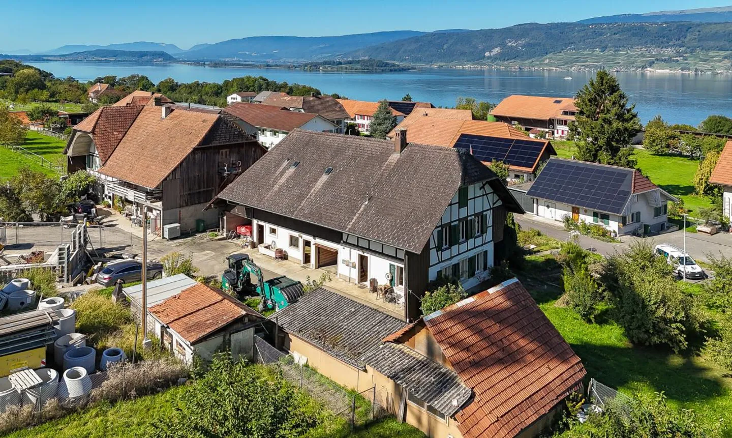 Fascino rurale con grande terreno e vicinanza ai laghi - Foto 3 di 11