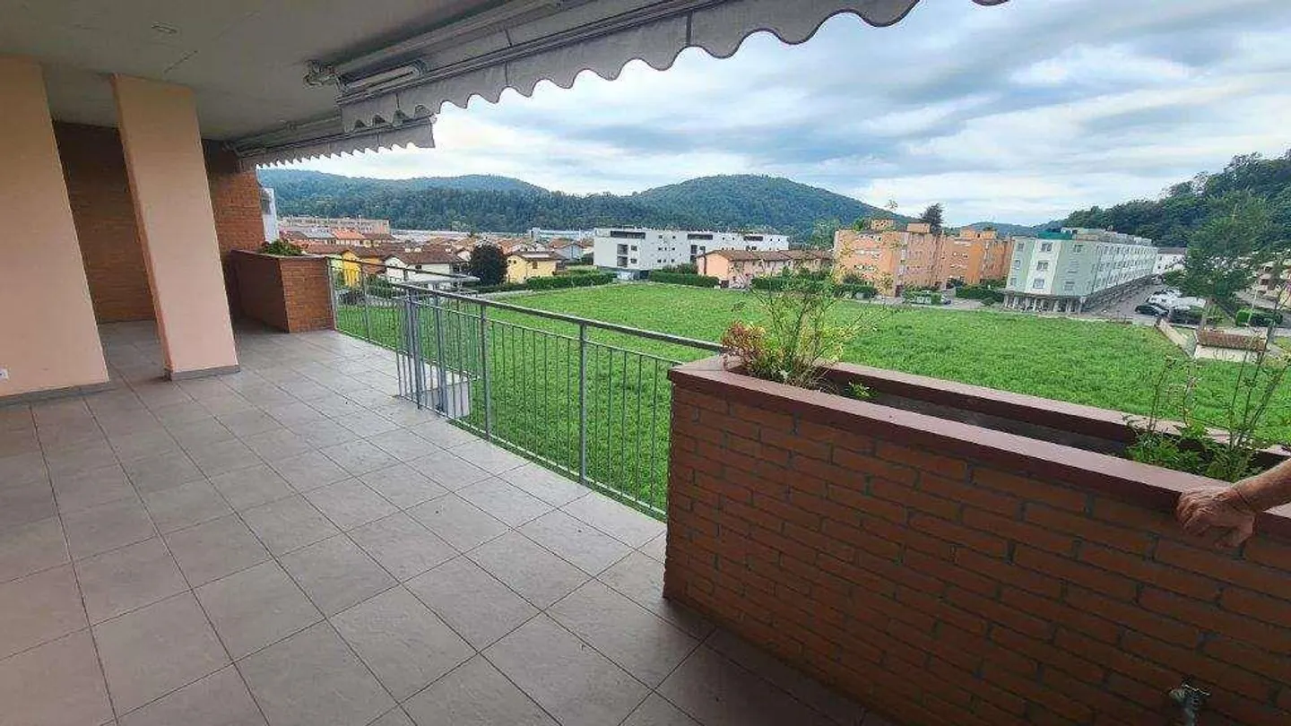 STABIO : GRAND APPARTEMENT PANORAMIQUE ET CALME DE 4.5 CHAMBRES - Photo 2 sur 10