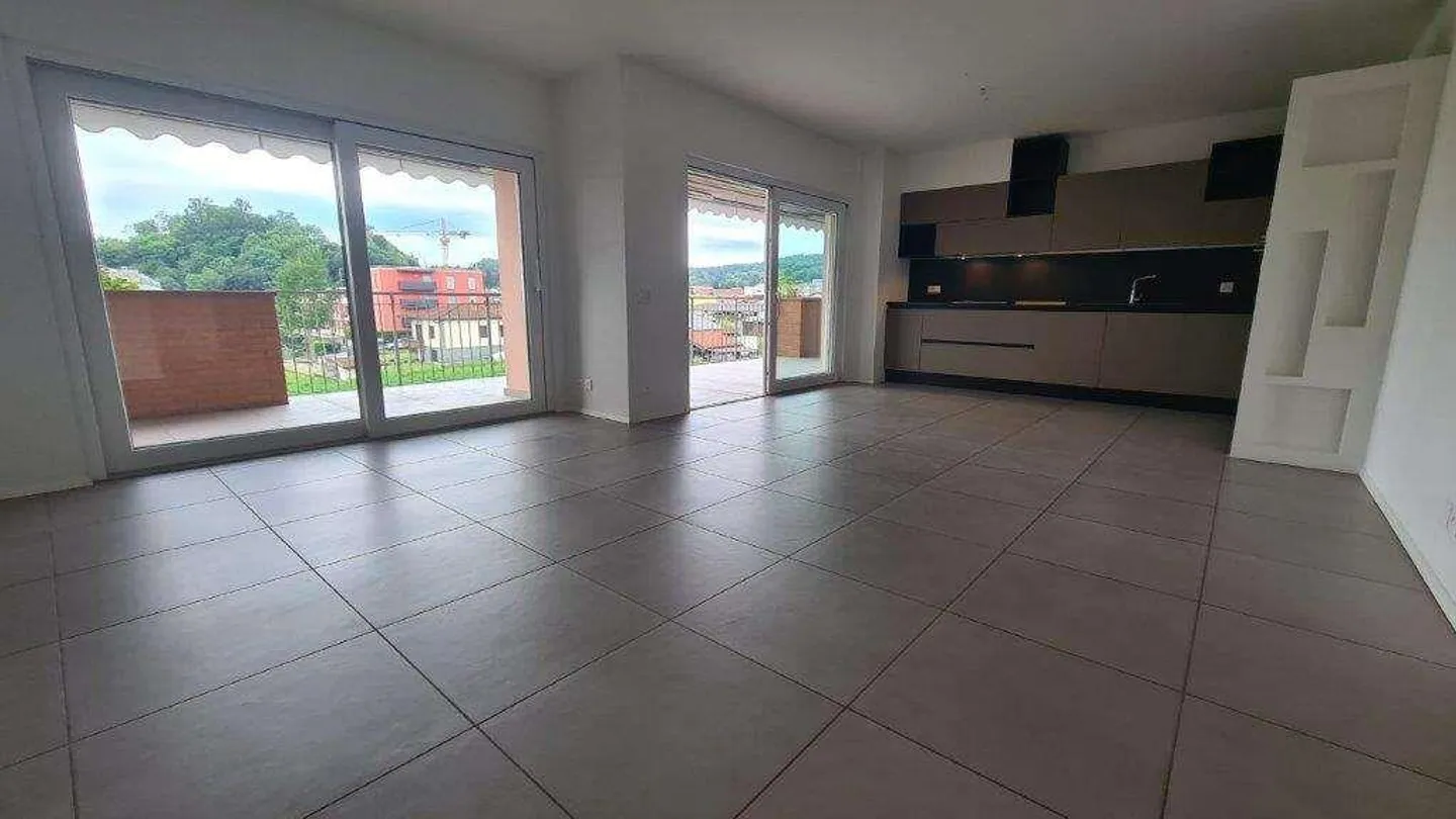 STABIO : GRAND APPARTEMENT PANORAMIQUE ET CALME DE 4.5 CHAMBRES - Photo 3 sur 10