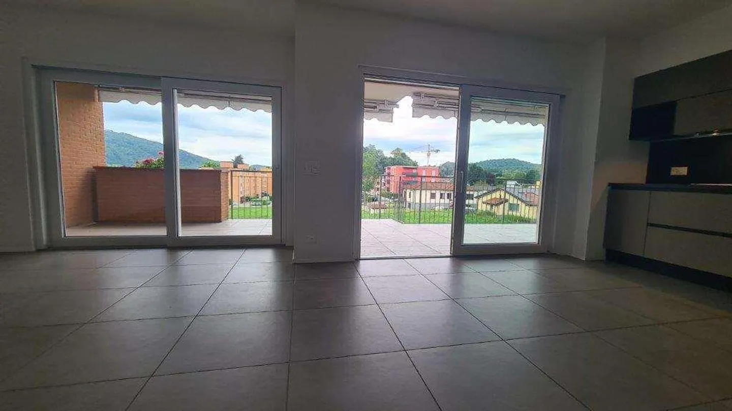 STABIO : GRAND APPARTEMENT PANORAMIQUE ET CALME DE 4.5 CHAMBRES - Photo 4 sur 10