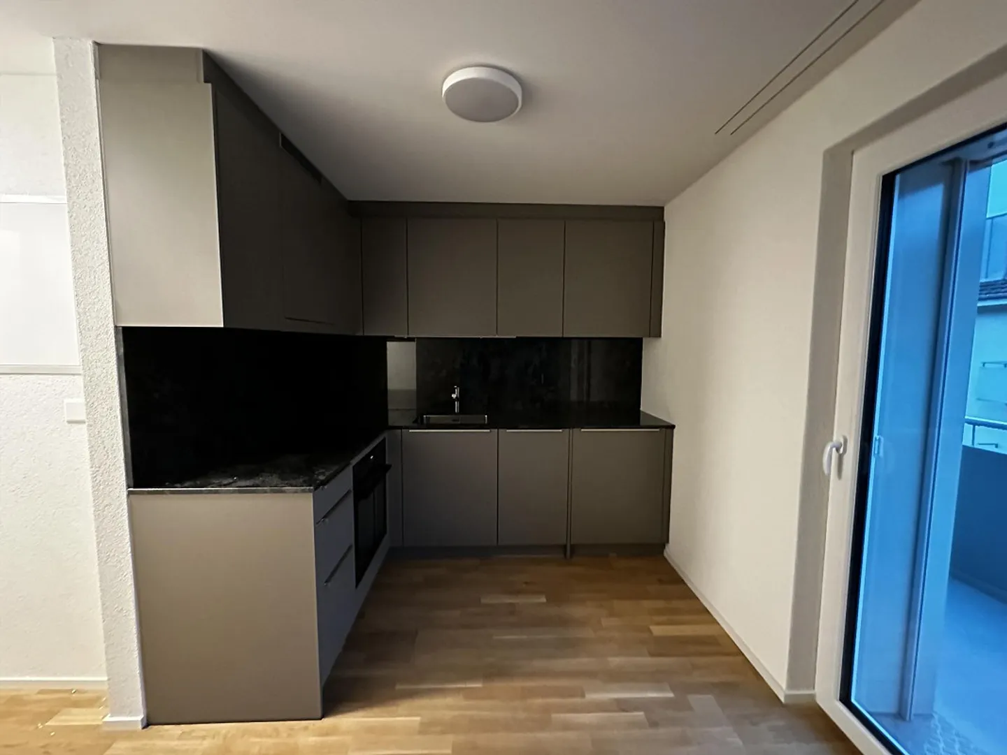 Moderne 1.5-Zimmer-Wohnung in Zug-Riedmatt – ÖV 1 Min, See 10 Min - Foto 4 von 8