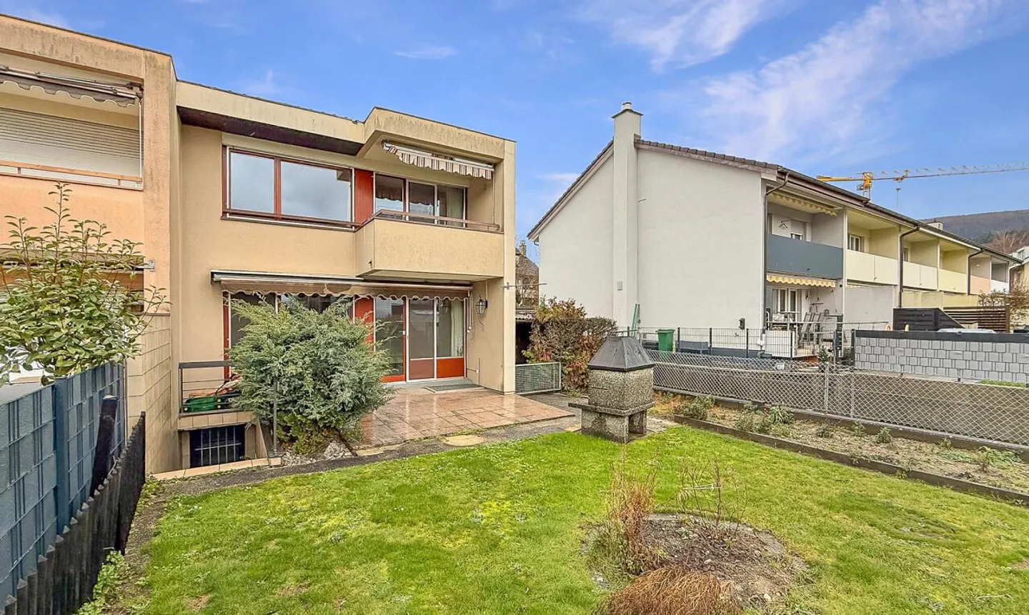 «Eckreihenhaus mit viel Potenzial in zentraler Lage von Ettingen» - Foto 1 von 11