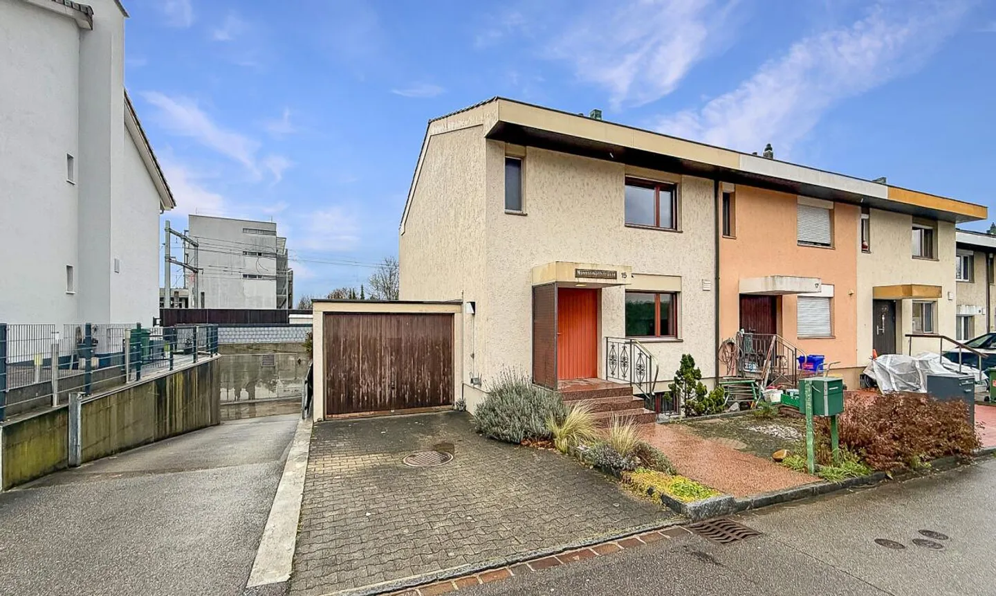 «Eckreihenhaus mit viel Potenzial in zentraler Lage von Ettingen» - Foto 2 von 11