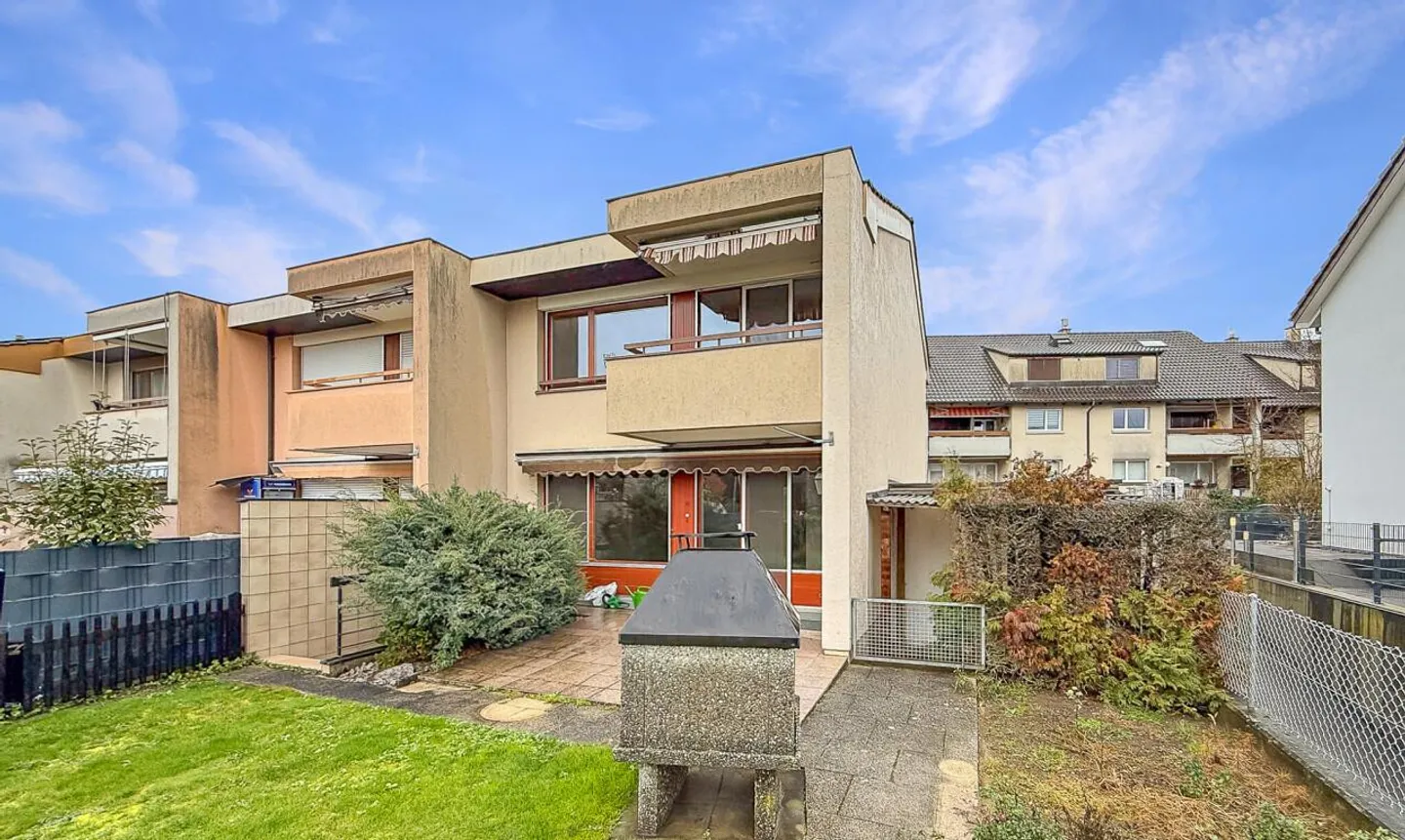 «Eckreihenhaus mit viel Potenzial in zentraler Lage von Ettingen» - Foto 3 von 11