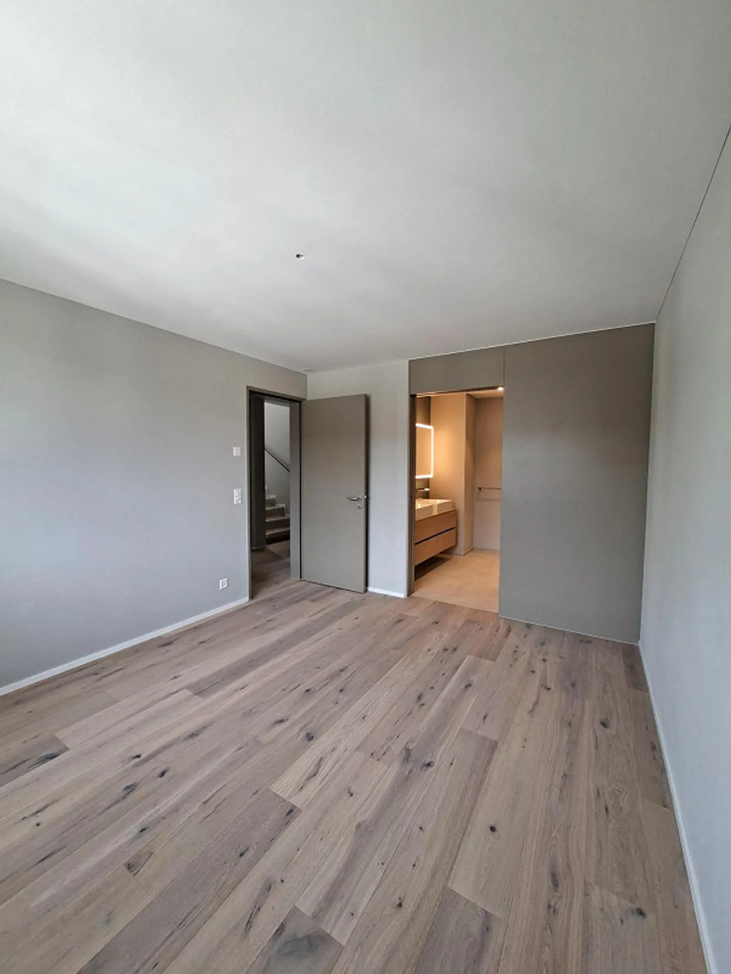 Erstvermietung – Moderne 3.5-Zimmer-Attika-Maisonettewohnung auf zw... - Photo 3 of 4