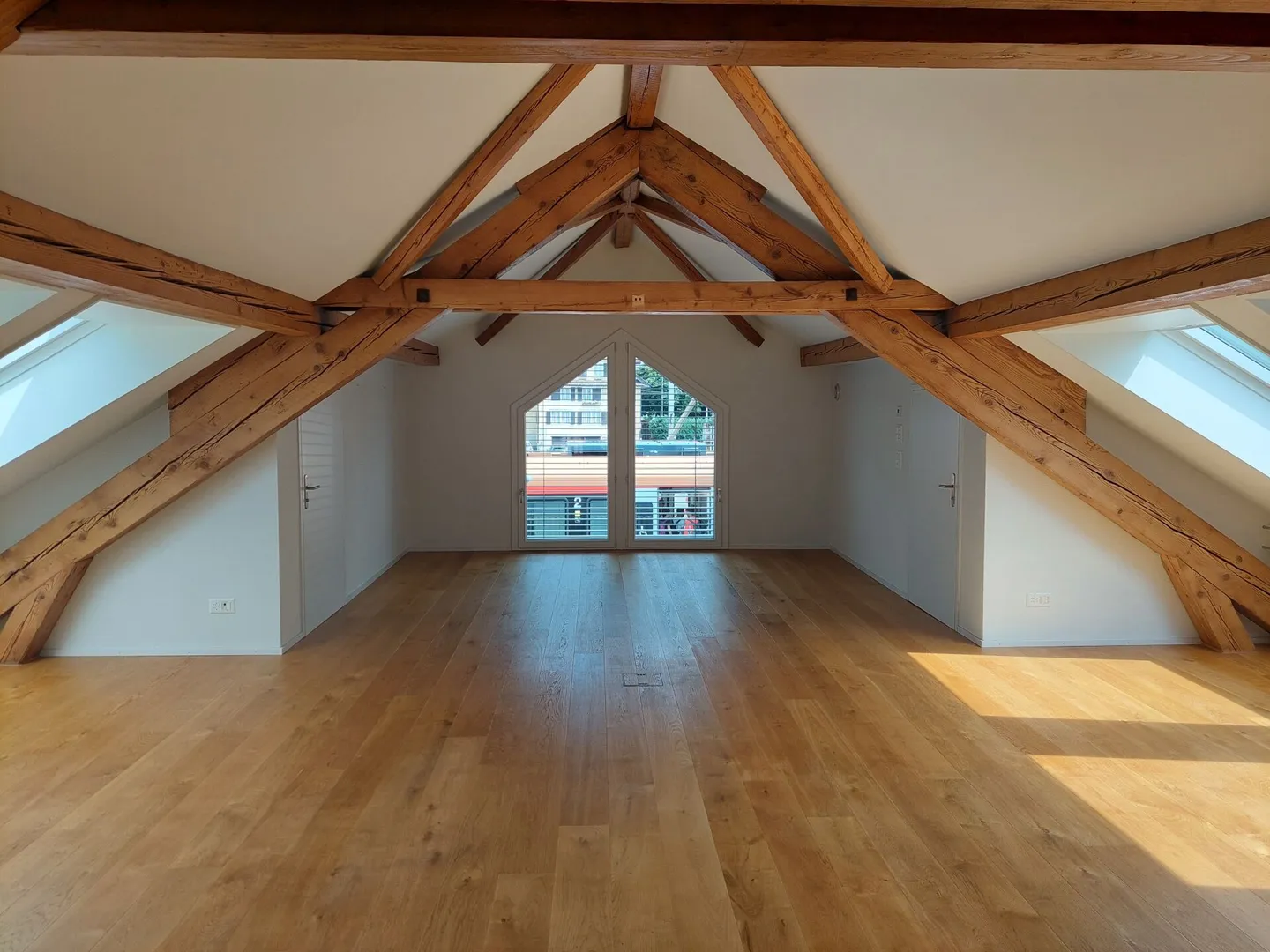 Limitato - edificio commerciale moderno direttamente alla stazione - Foto 1 di 10