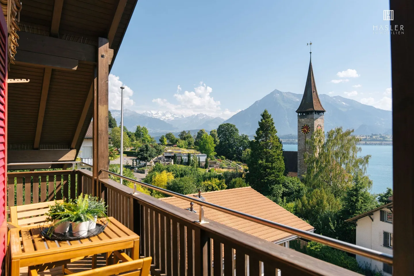 2-family house with fantastic views of Lake Thun and the mountains - Photo 3 of 10