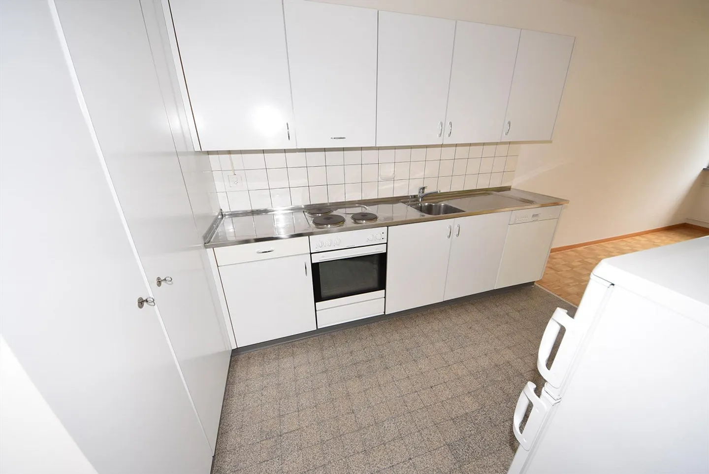 Bright 3-room apartment in a central location in Basel - Photo 2 of 5