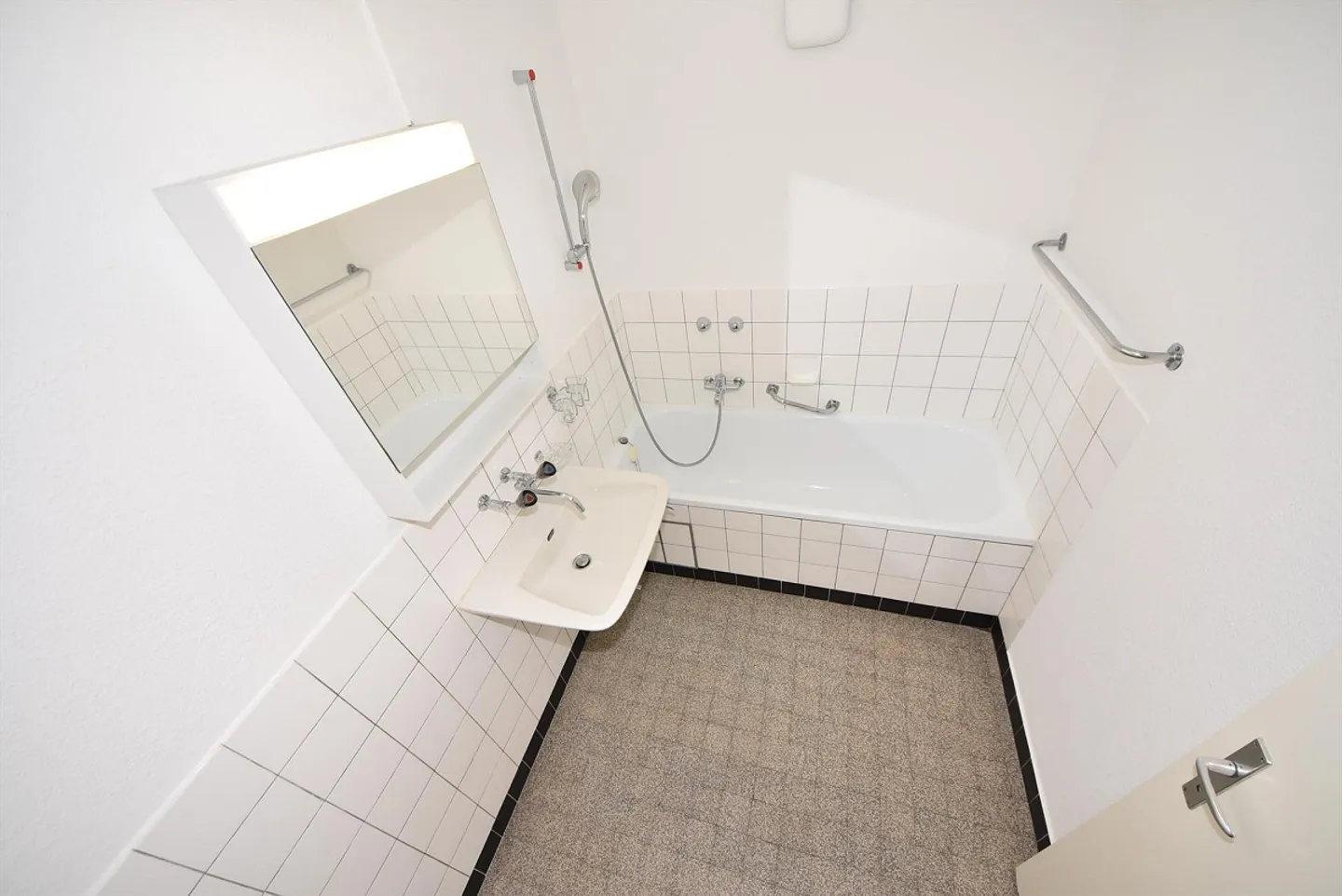 Bright 3-room apartment in a central location in Basel - Photo 3 of 5