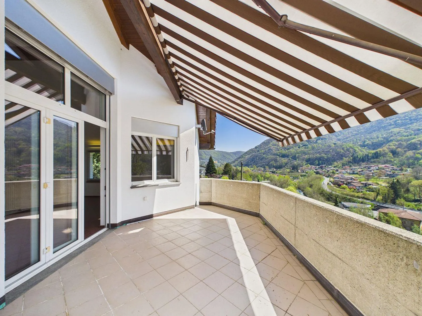 Casa con grande terreno edificabile in posizione soleggiata - Foto 1 di 13