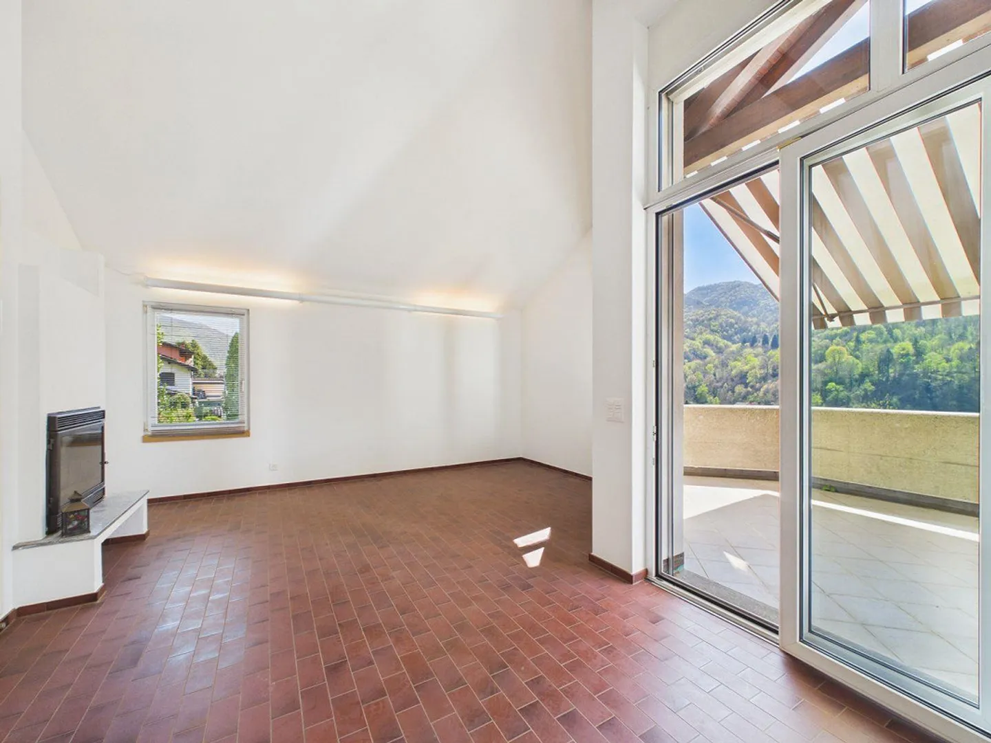 Casa con grande terreno edificabile in posizione soleggiata - Foto 3 di 13