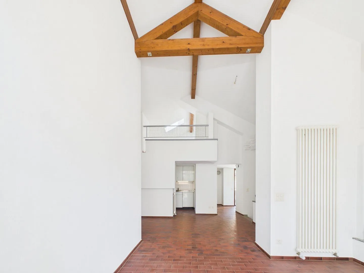 Casa con grande terreno edificabile in posizione soleggiata - Foto 7 di 13