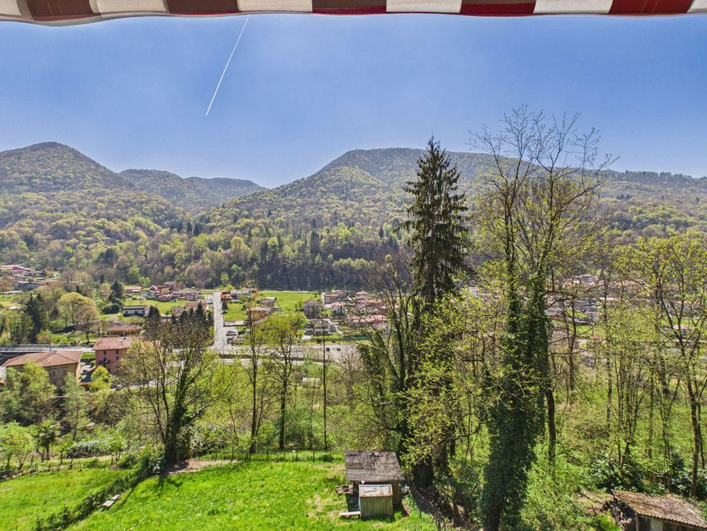 Casa con grande terreno edificabile in posizione soleggiata - Foto 9 di 13