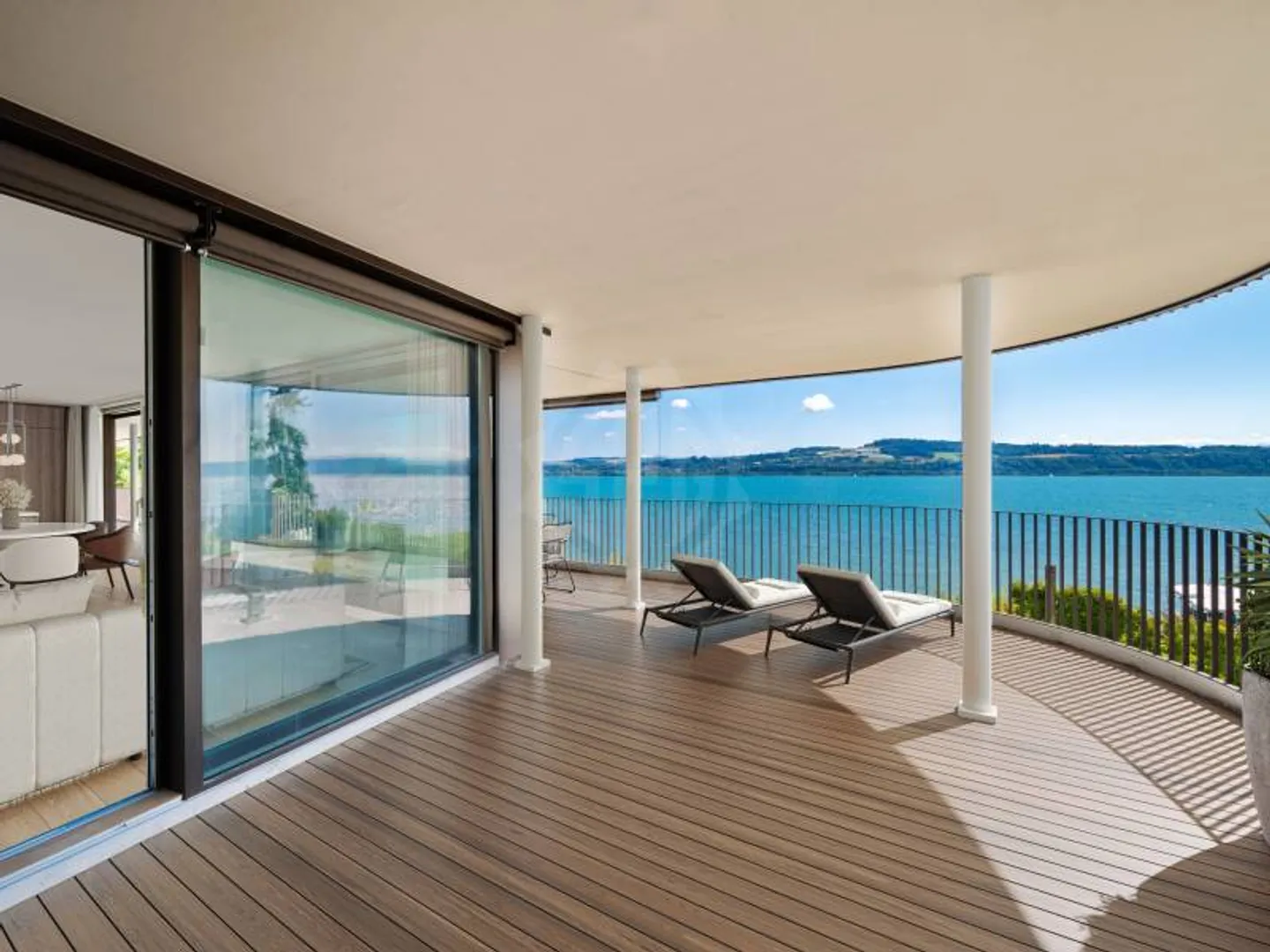 Directement au bord du lac ! Spacieux et plein de volume - Photo 4 sur 9