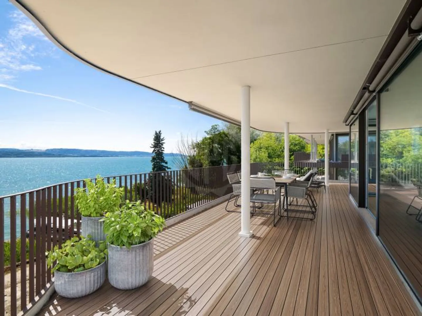 Directement au bord du lac ! Spacieux et plein de volume - Photo 5 sur 9