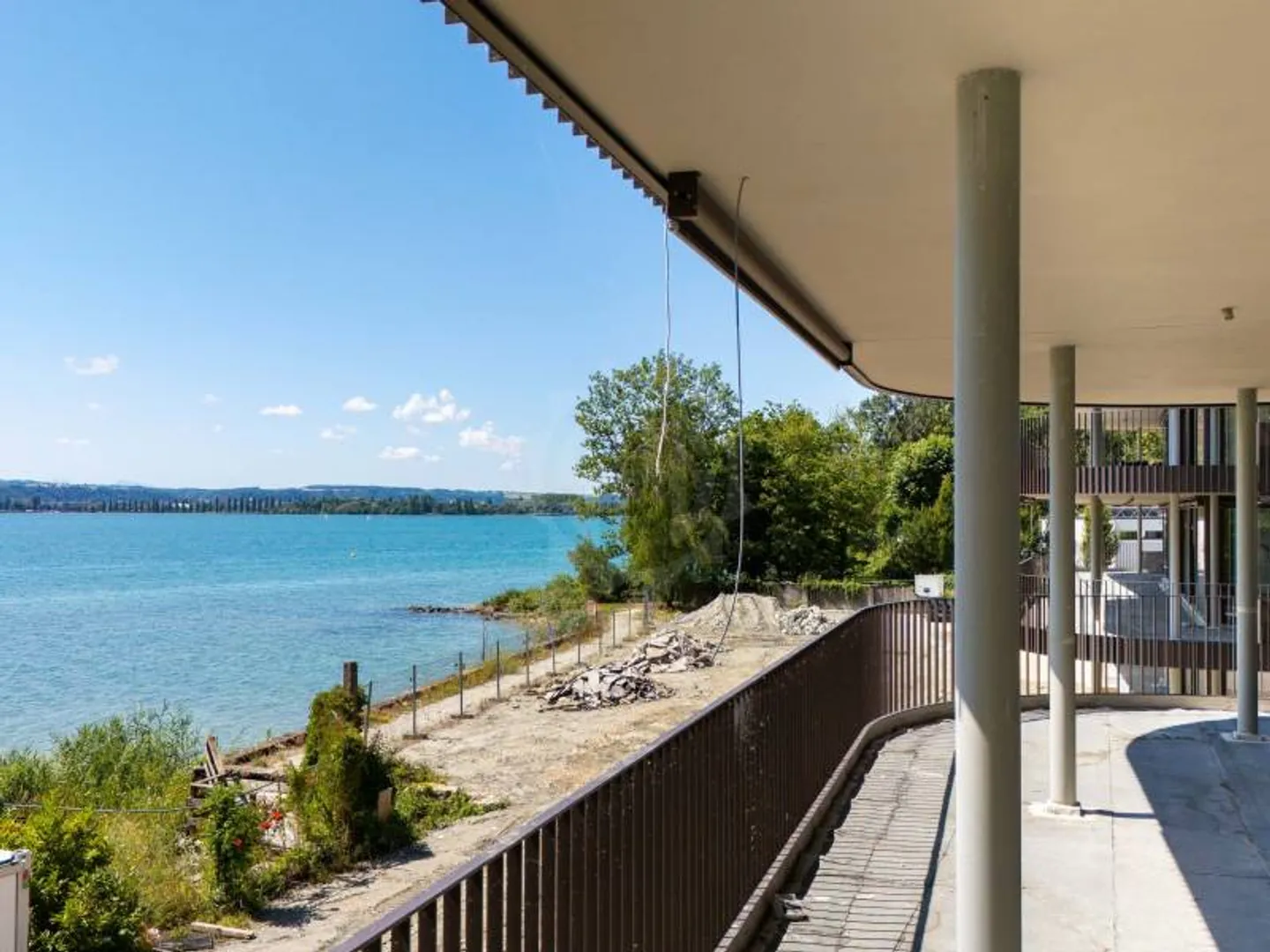 Directement au bord du lac ! Spacieux et plein de volume - Photo 6 sur 9