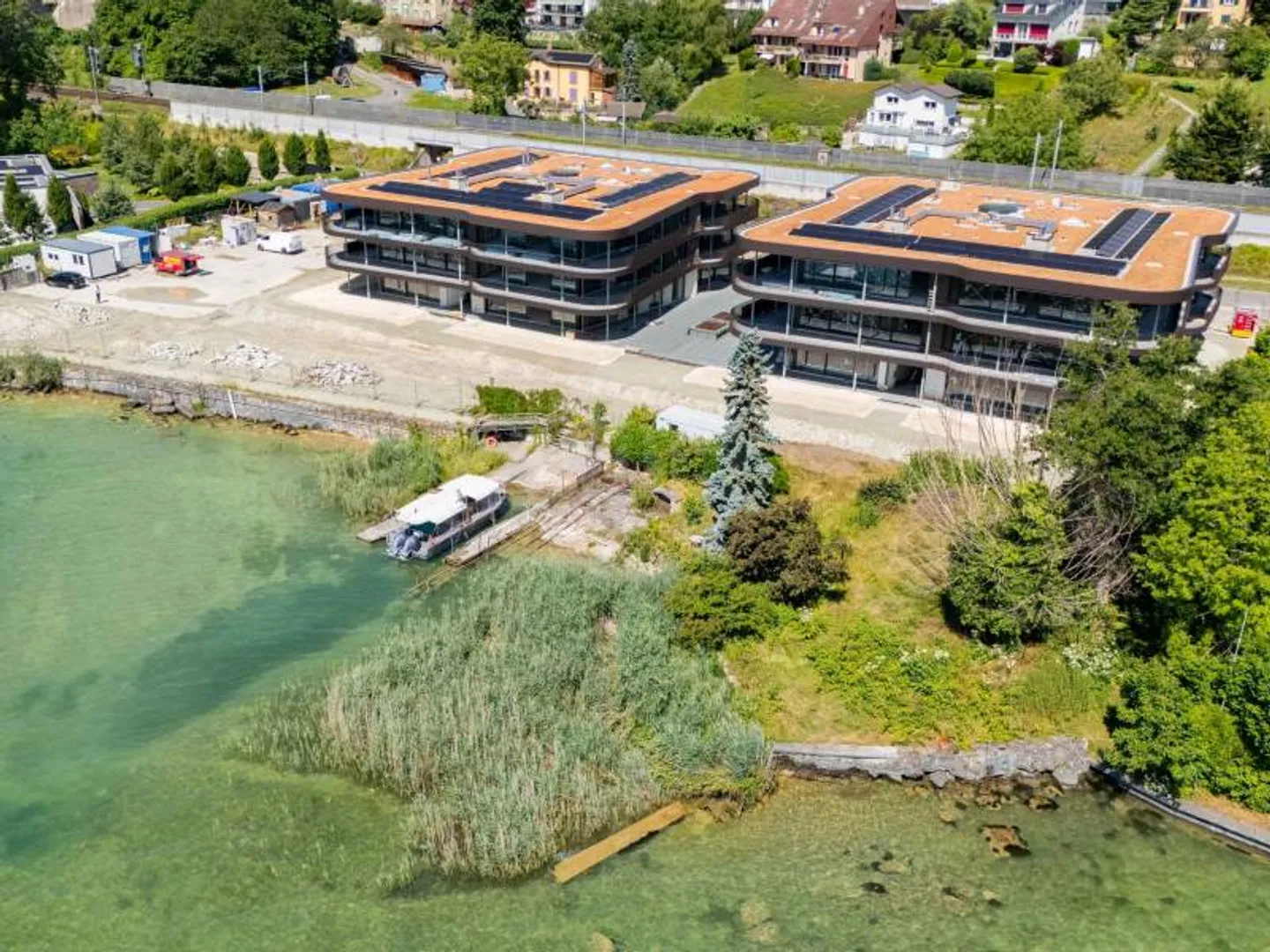 Directement au bord du lac ! Spacieux et plein de volume - Photo 9 sur 9