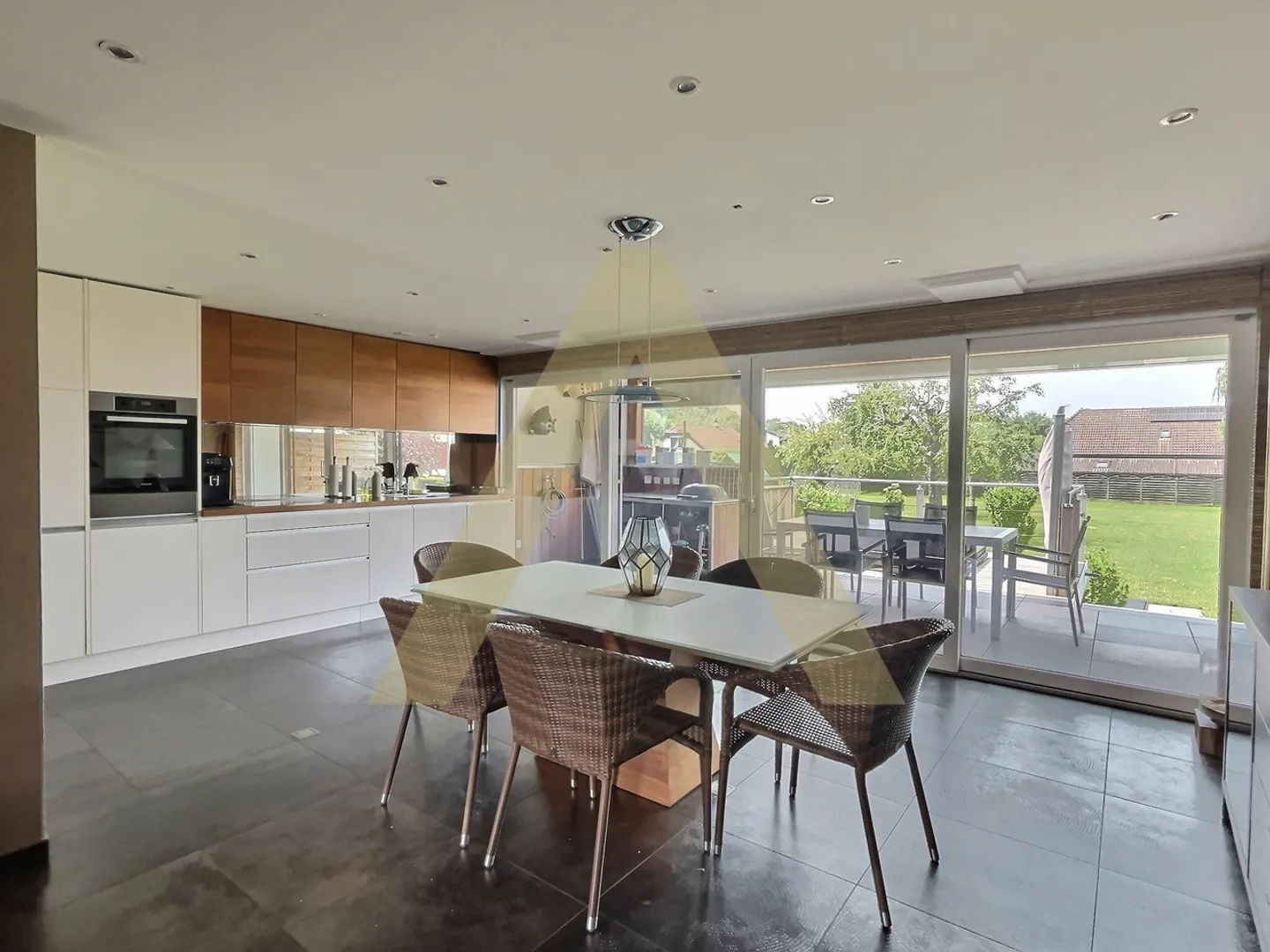 Charmante petite maison à deux pas du lac - Photo 2 of 11