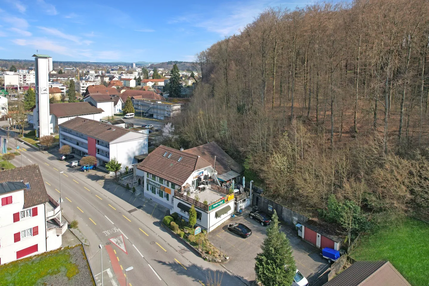Bâtiment résidentiel et commercial attrayant avec un rendement de 5 % et un potentiel d'extension - Photo 1 sur 13