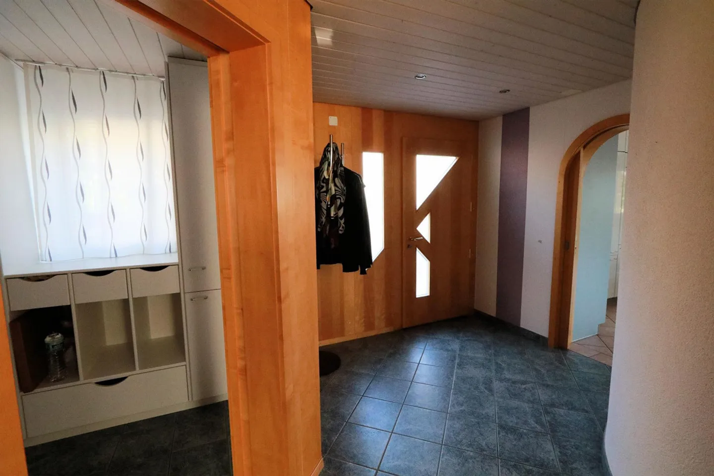 Attraktives 6 1/2 Z.-EFH mit Einliegerwohnung und schöner Aussicht - Foto 3 von 14