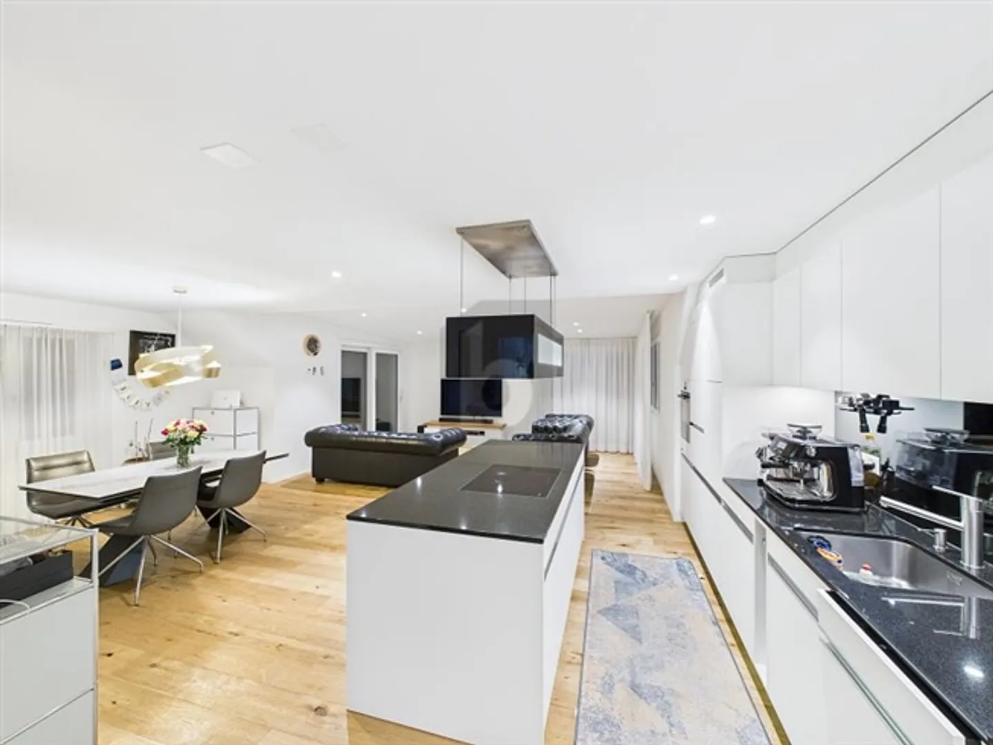 MODERN, QUIET AND FAMILY FRIENDLY - Photo 2 of 6