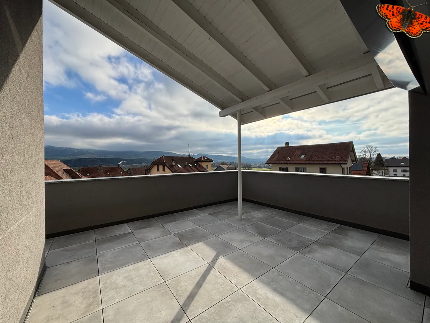 Beau penthouse de 3,5 pièces avec terrasse de 51,7 m2 - Photo 2 sur 16