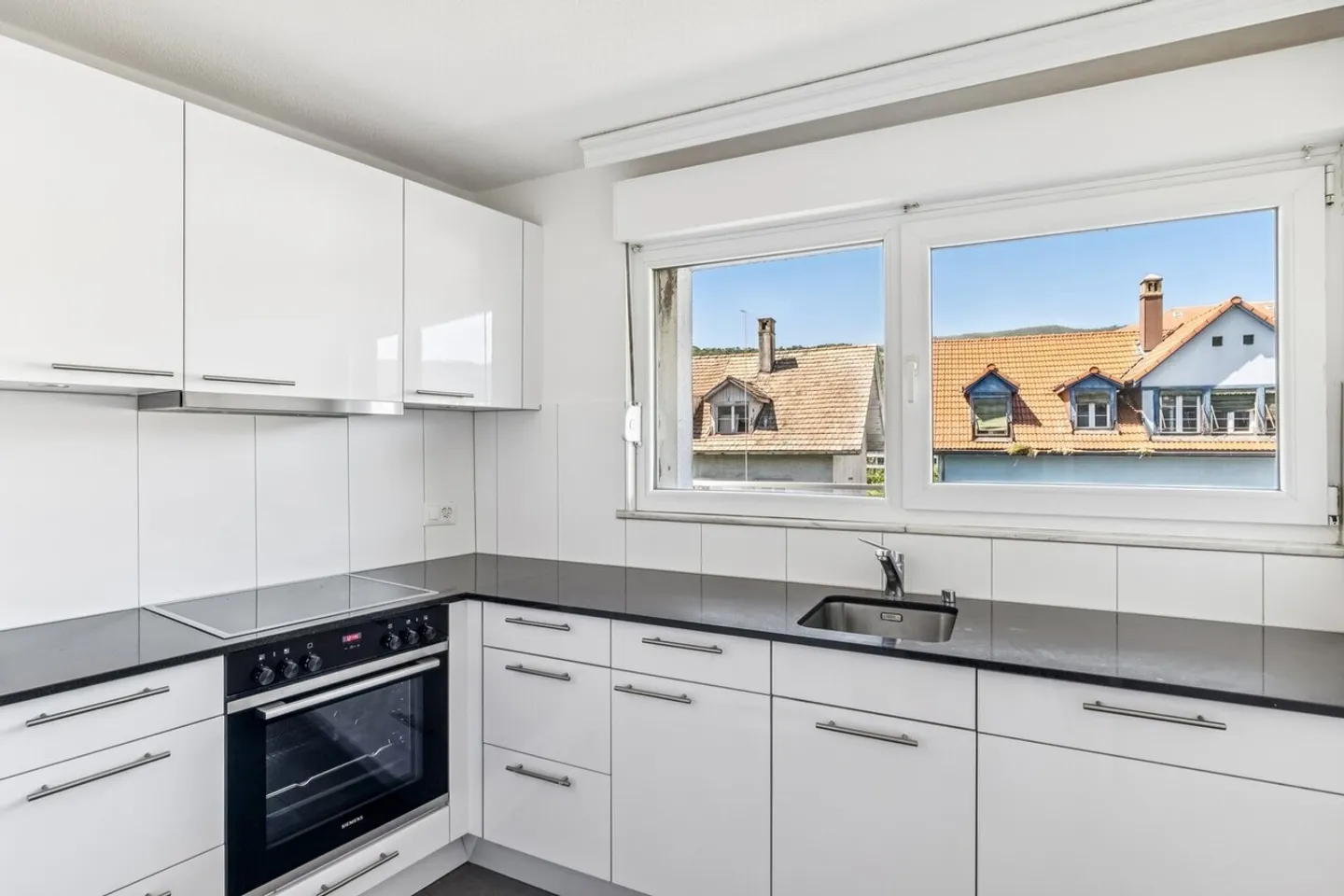 Ideal location - renovated - balcony - Photo 3 of 7
