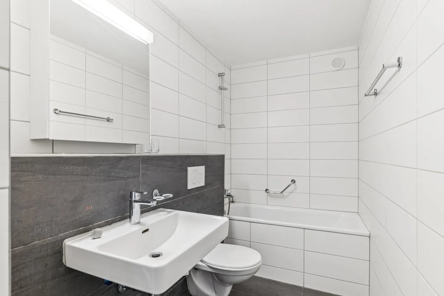 Ideal location - renovated - balcony - Photo 4 of 7
