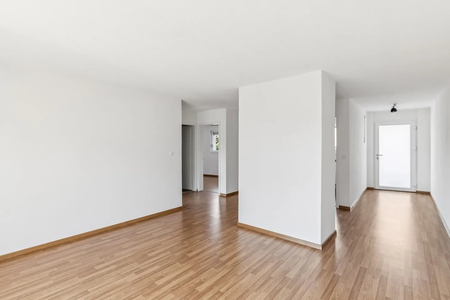 Ideal location - renovated - balcony - Photo 5 of 7