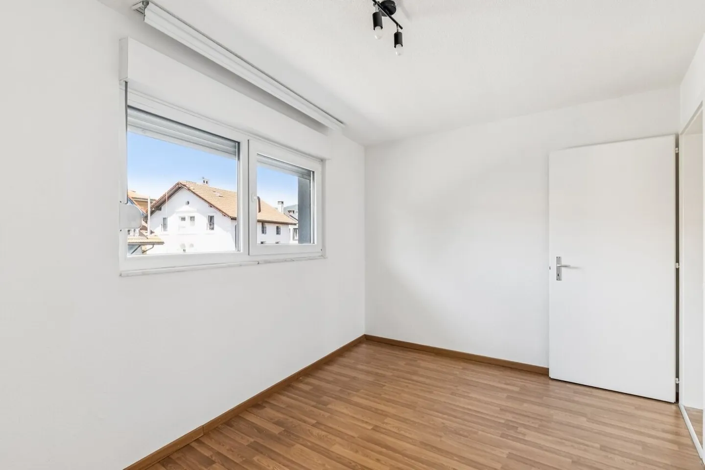 Ideal location - renovated - balcony - Photo 6 of 7