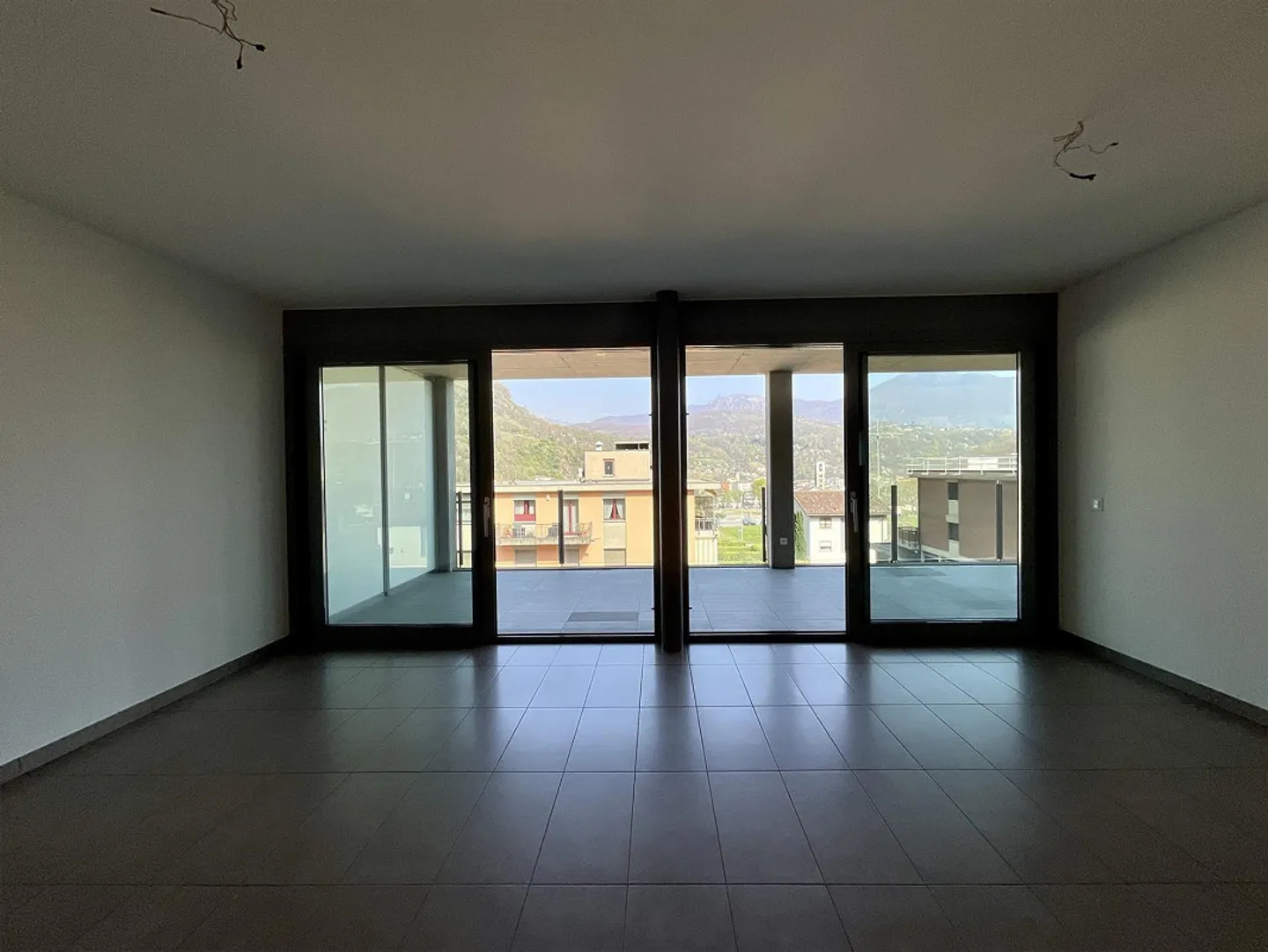 GRAVESANO - 2.5 Room Apartment with Huge 40 m² Terrace for Sale - Photo 4 of 9