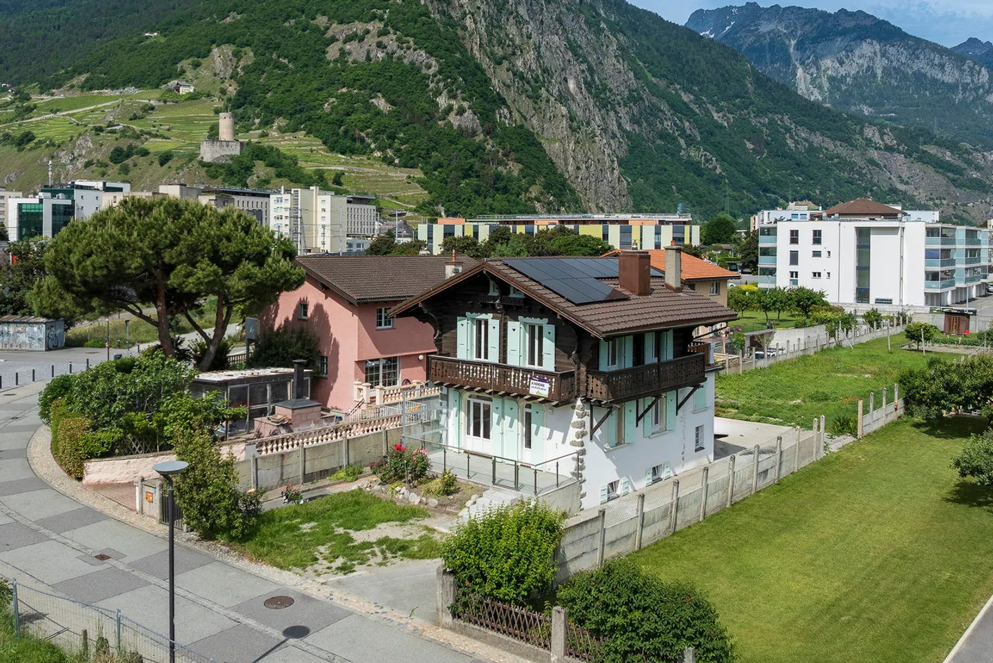 UN RIFUGIO DI PACE A 2 MINUTI A PIEDI DALLA STAZIONE PER QUESTA VILLA! - Foto 2 di 14
