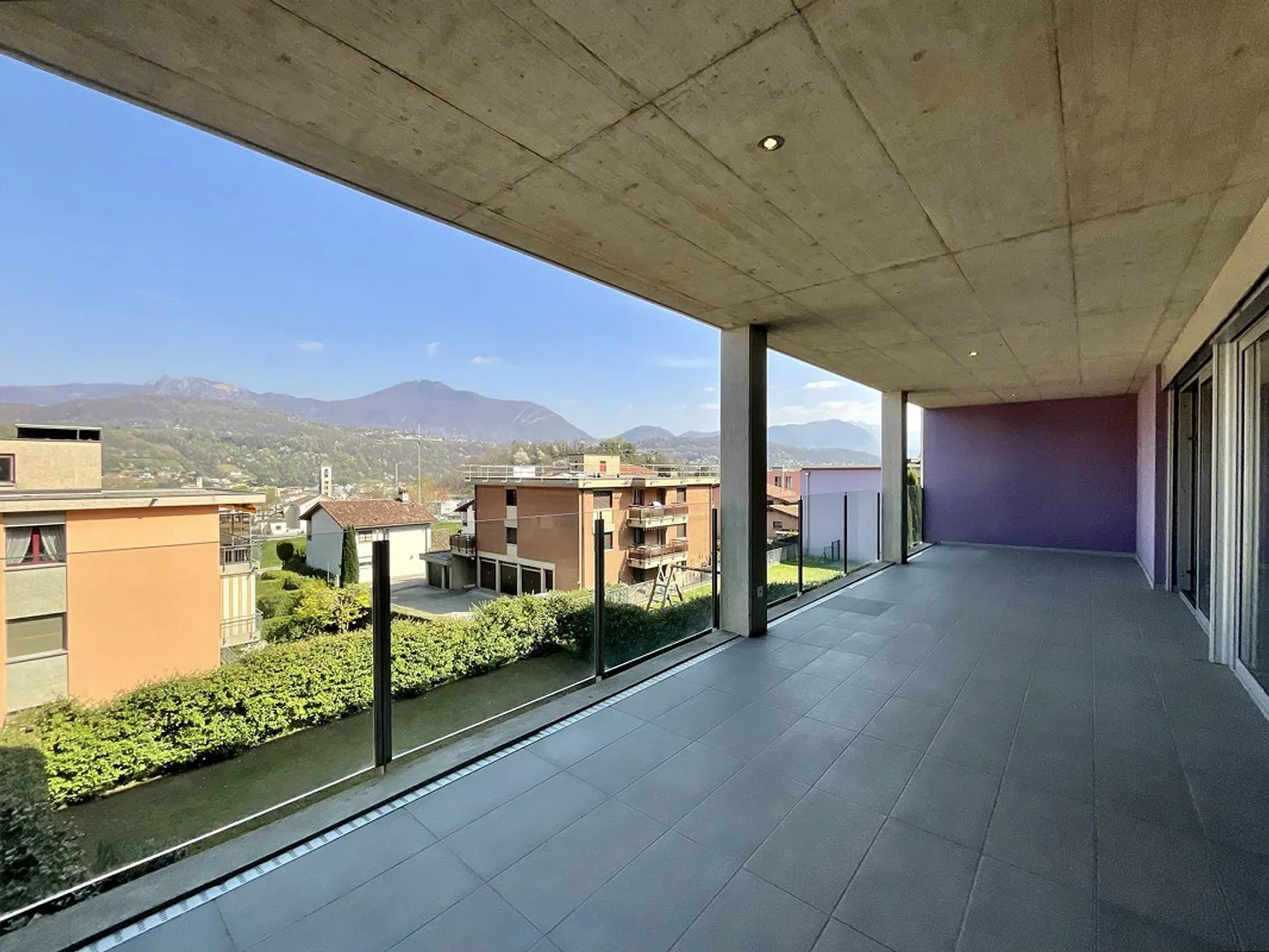 GRAVESANO - 2.5 Room Apartment with Huge 40 m² Terrace for Sale - Photo 1 of 9