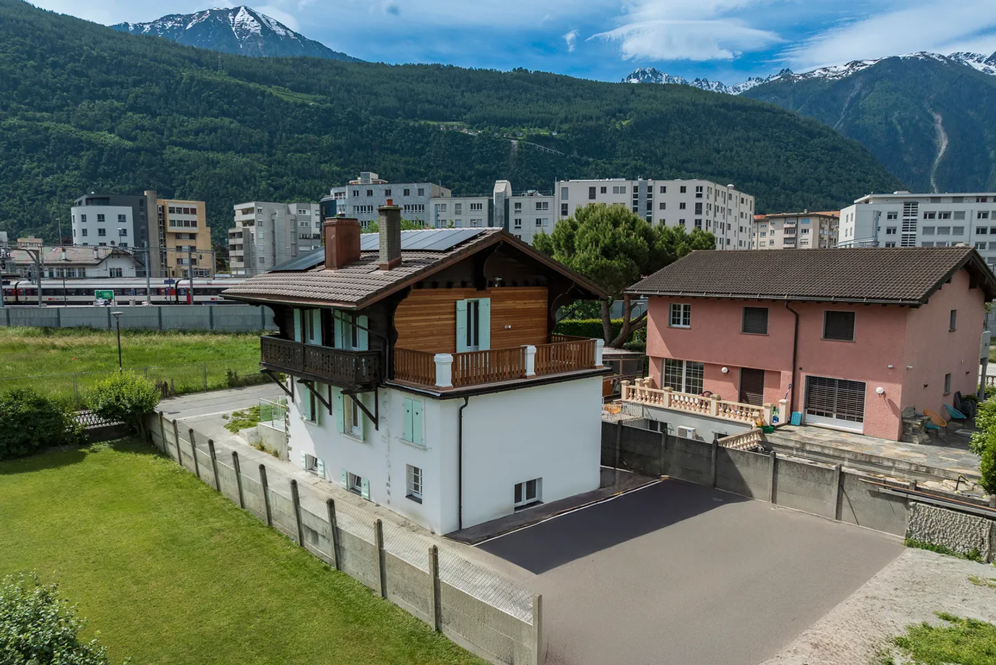 UN RIFUGIO DI PACE A 2 MINUTI A PIEDI DALLA STAZIONE PER QUESTA VILLA! - Foto 3 di 14