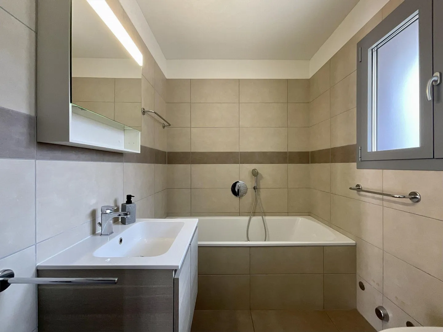 GRAVESANO - 2.5 Room Apartment with Huge 40 m² Terrace for Sale - Photo 7 of 9