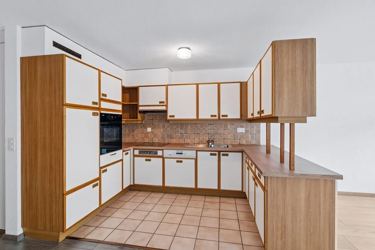 Spacious Layout - Fireplace - Balcony - Ideal Location! - Photo 4 of 9