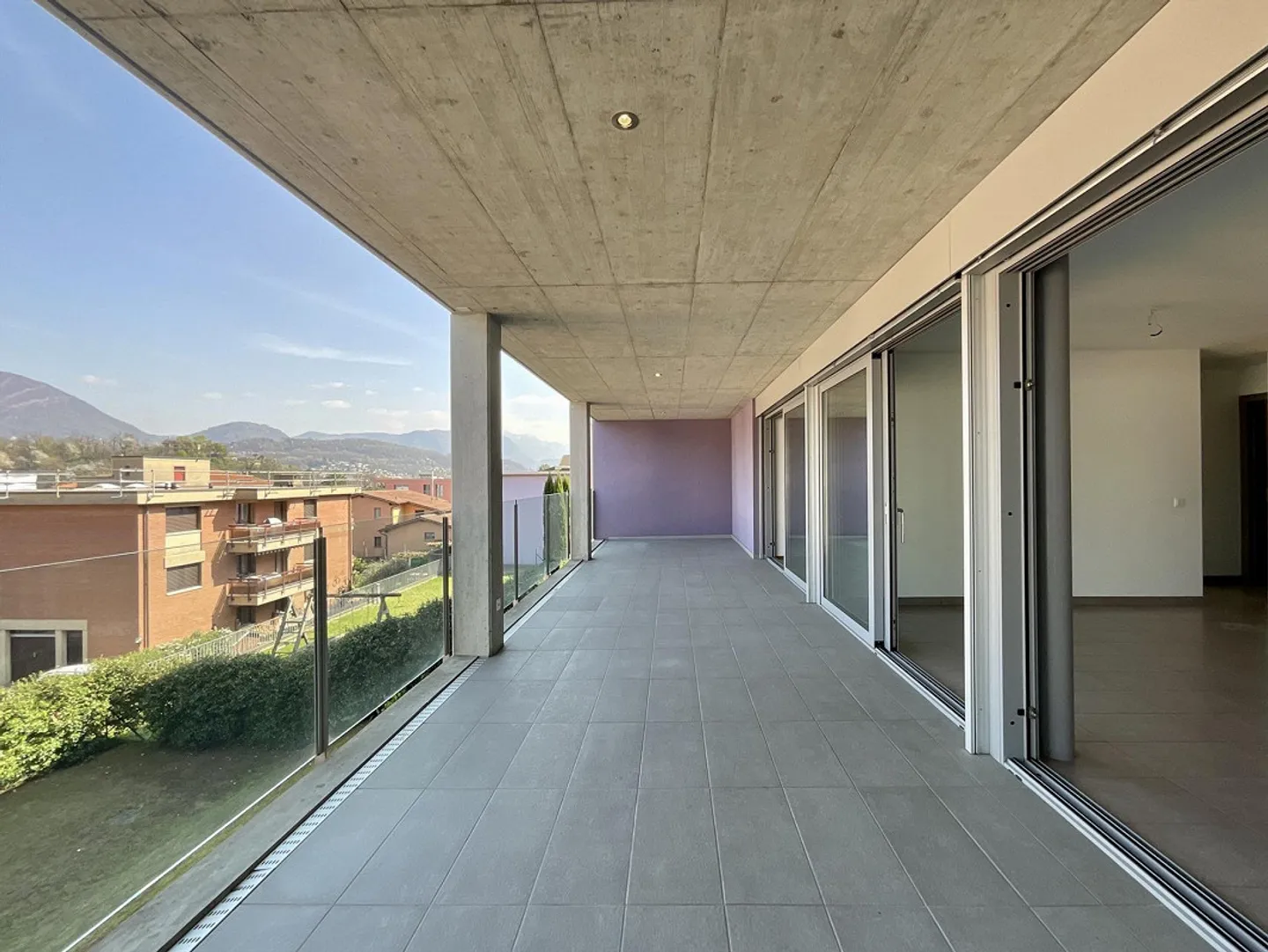 GRAVESANO - 2.5 Room Apartment with Huge 40 m² Terrace for Sale - Photo 8 of 9