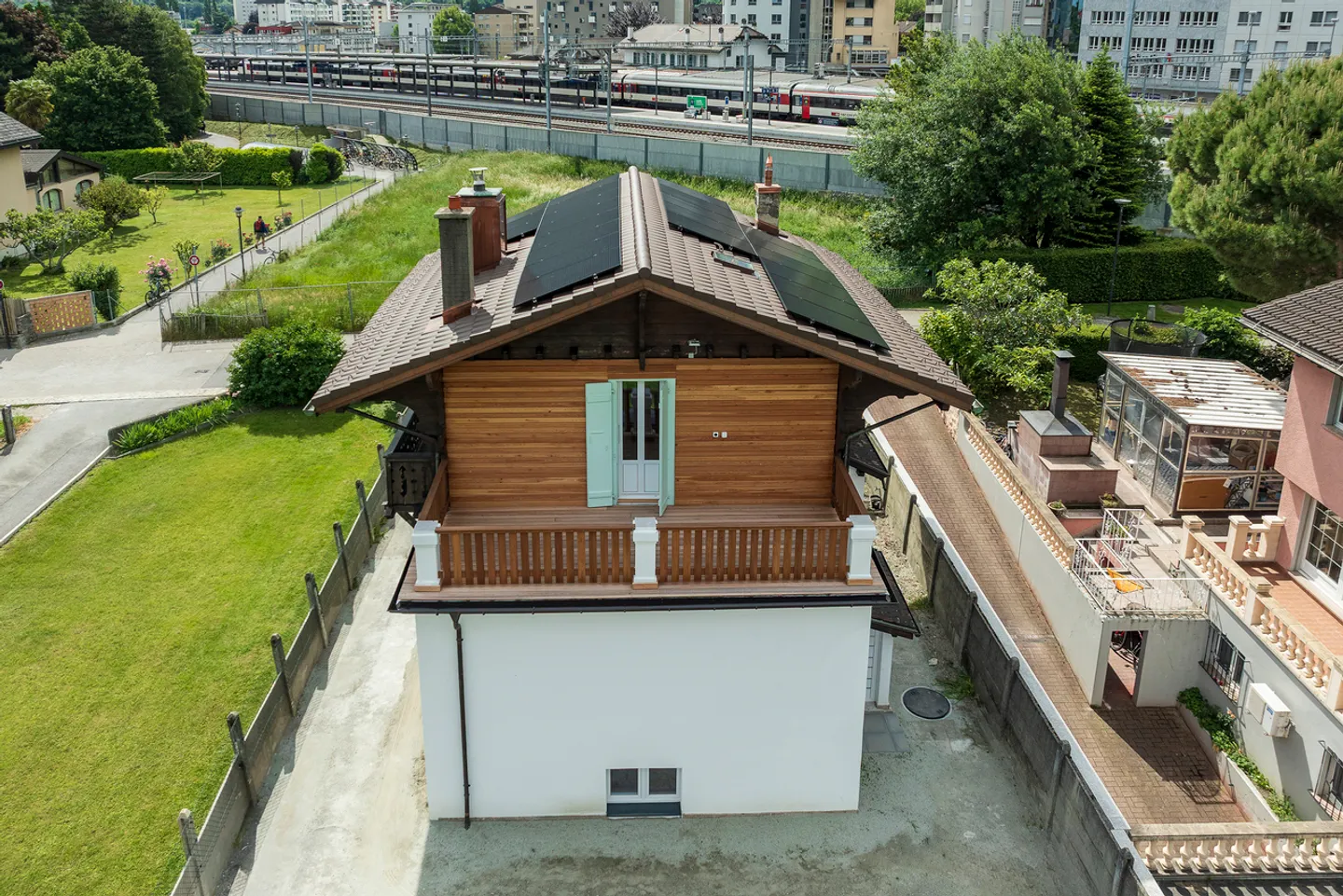 UN RIFUGIO DI PACE A 2 MINUTI A PIEDI DALLA STAZIONE PER QUESTA VILLA! - Foto 4 di 14