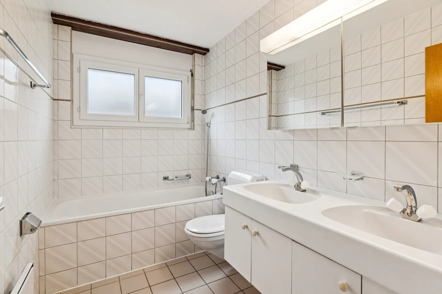 Spacious Layout - Fireplace - Balcony - Ideal Location! - Photo 7 of 9