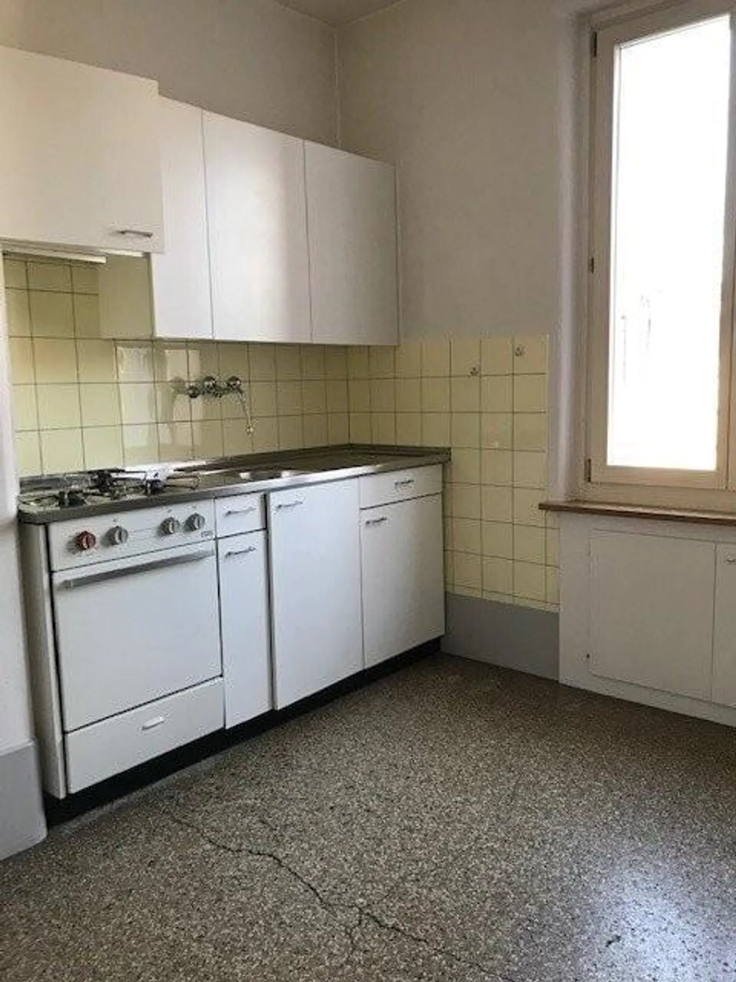 Temporary living in a 2-room old building apartment - Photo 2 of 11