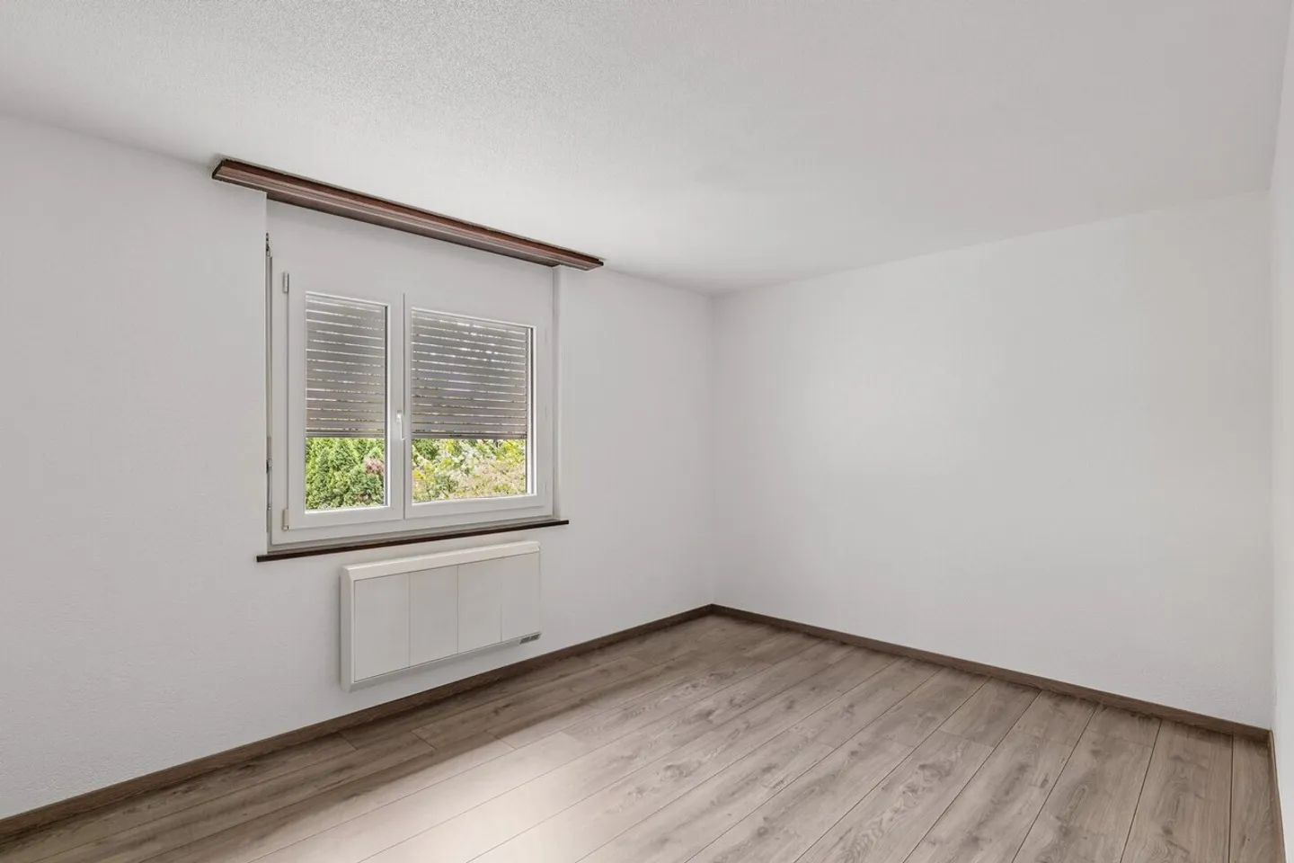 Spacious Layout - Fireplace - Balcony - Ideal Location! - Photo 5 of 9