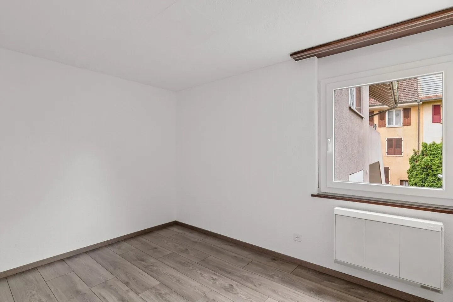 Spacious Layout - Fireplace - Balcony - Ideal Location! - Photo 6 of 9