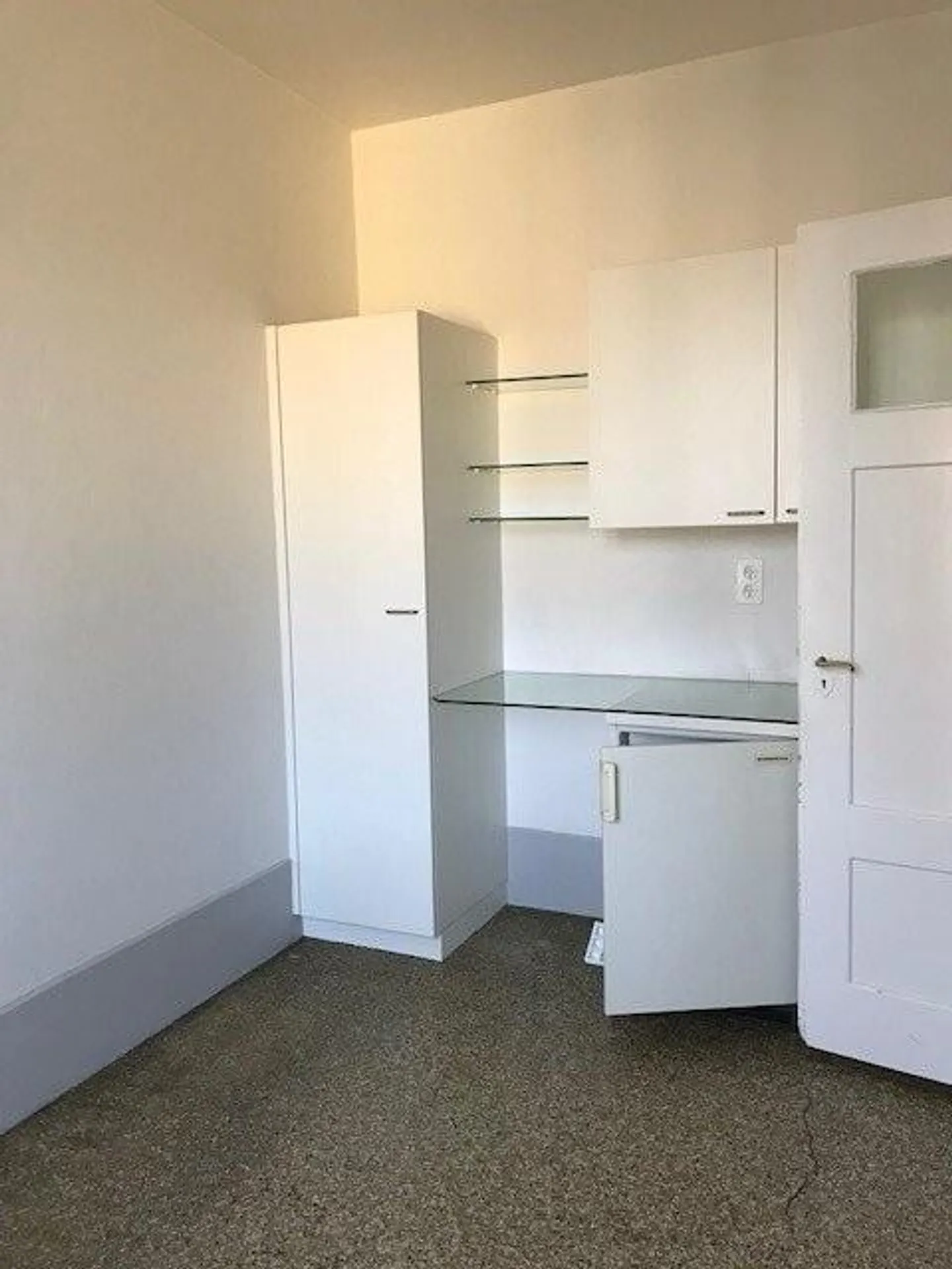 Temporary living in a 2-room old building apartment - Photo 3 of 11