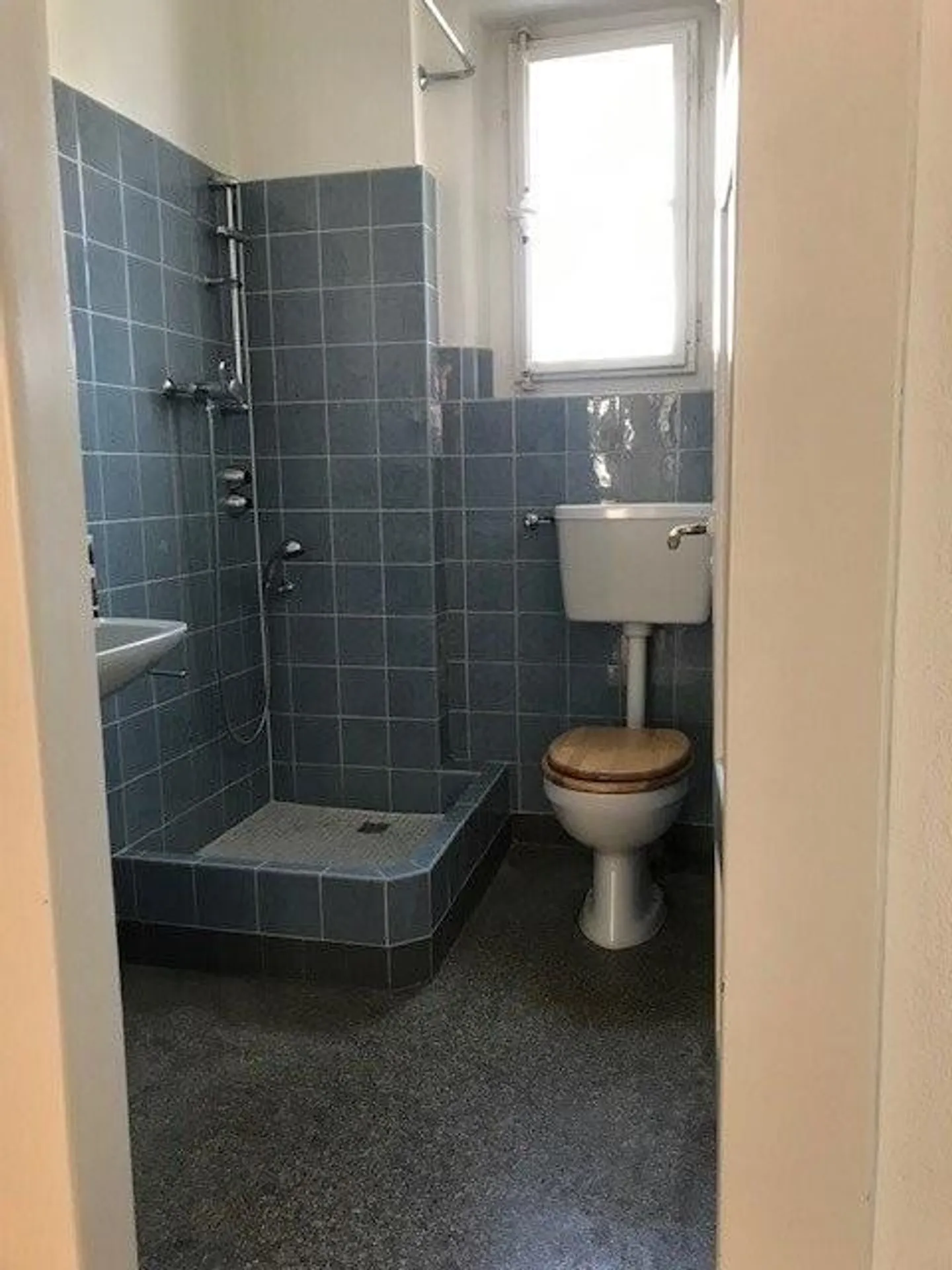 Temporary living in a 2-room old building apartment - Photo 4 of 11