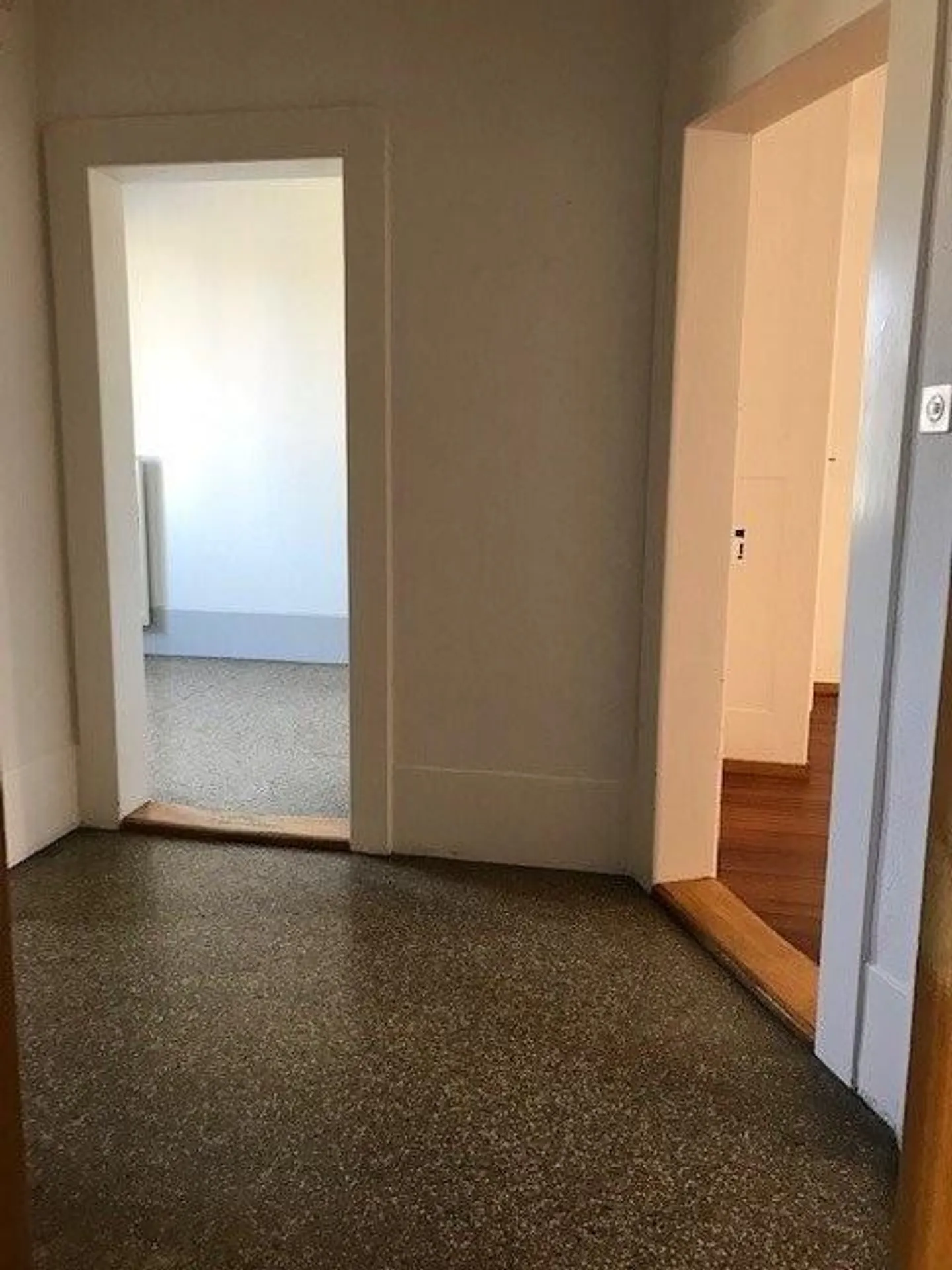 Temporary living in a 2-room old building apartment - Photo 5 of 11