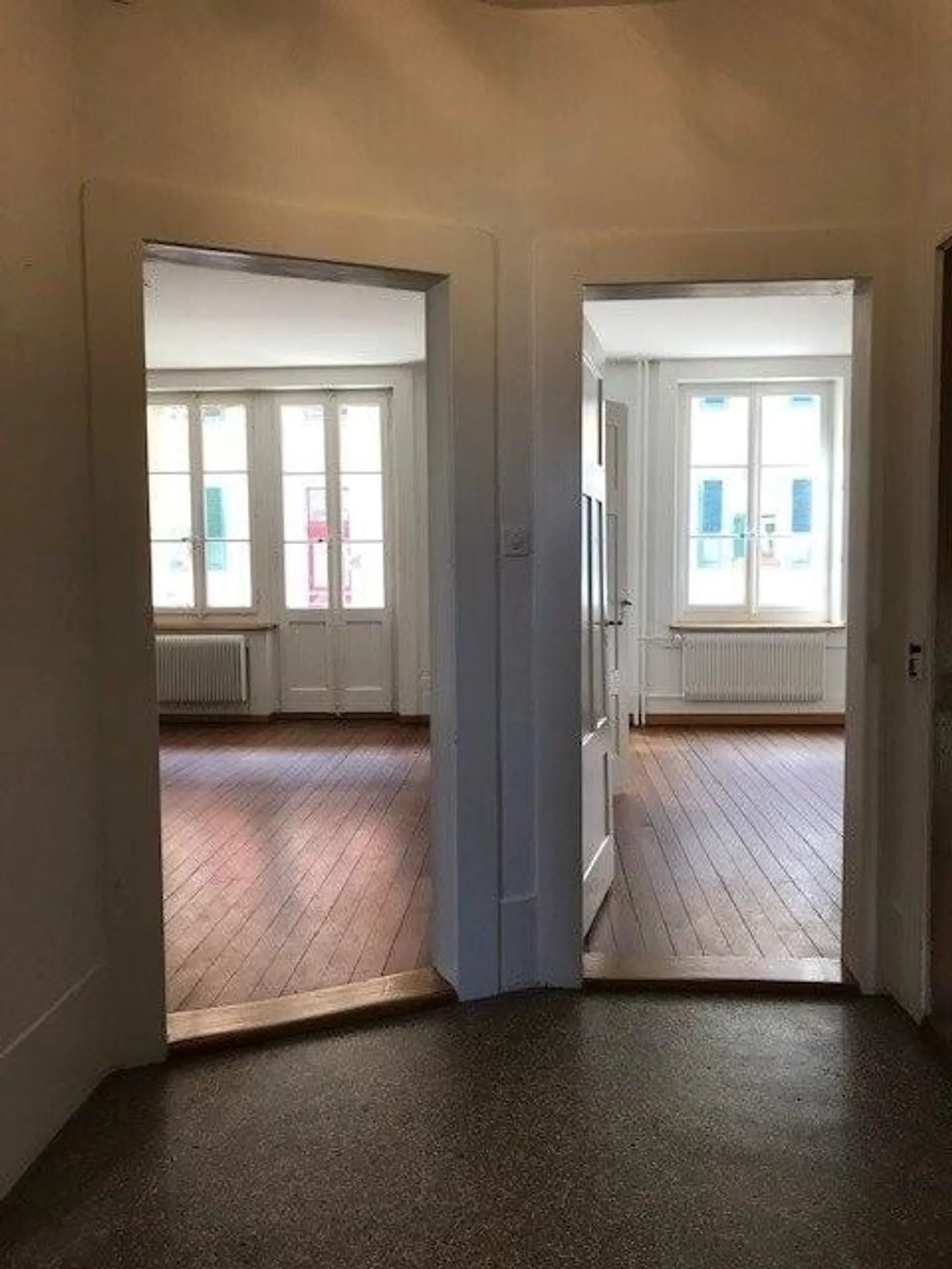 Temporary living in a 2-room old building apartment - Photo 6 of 11
