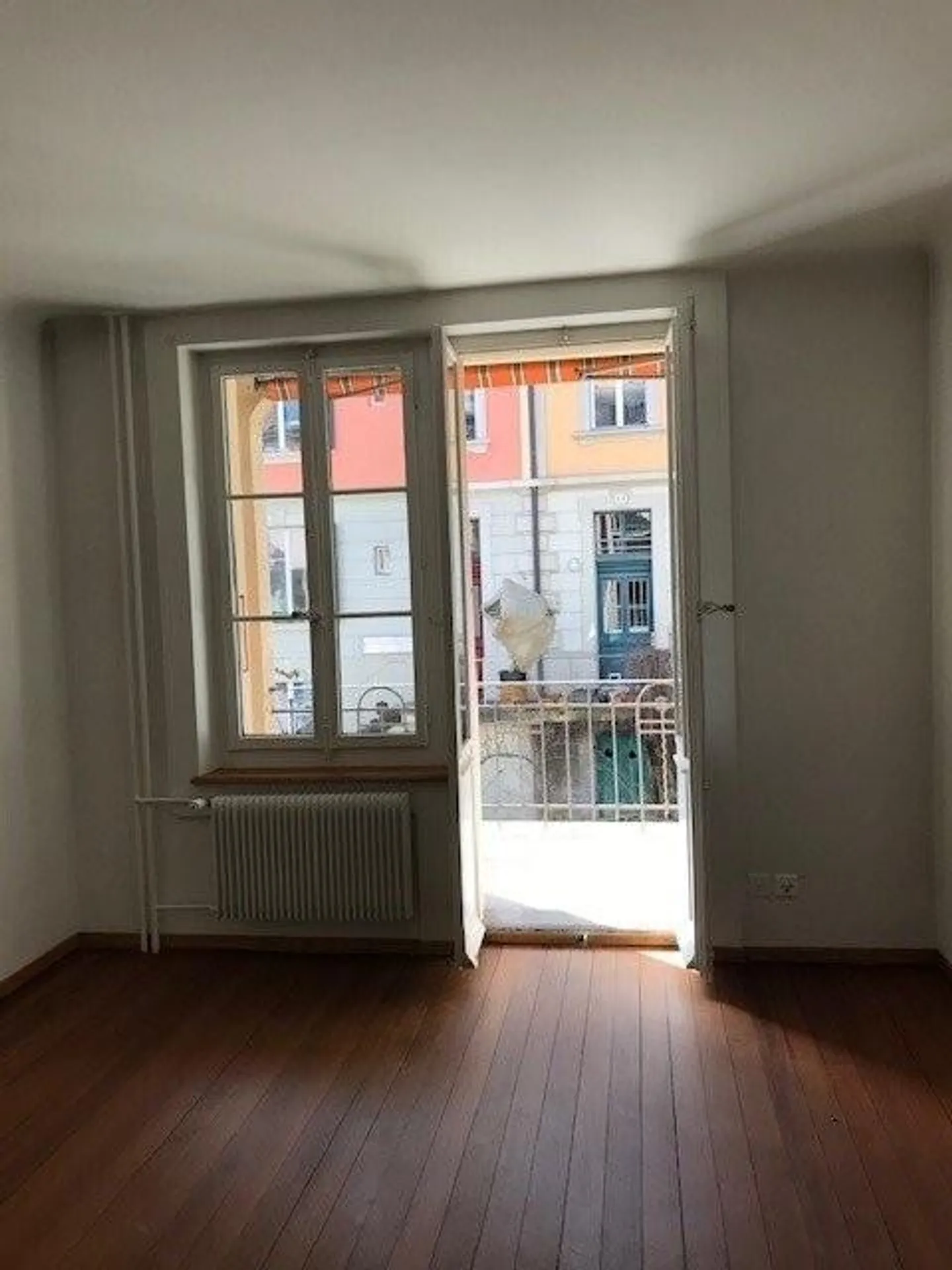 Temporary living in a 2-room old building apartment - Photo 7 of 11