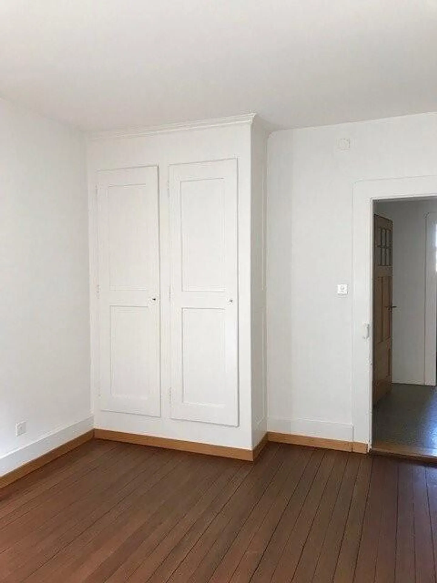 Temporary living in a 2-room old building apartment - Photo 10 of 11